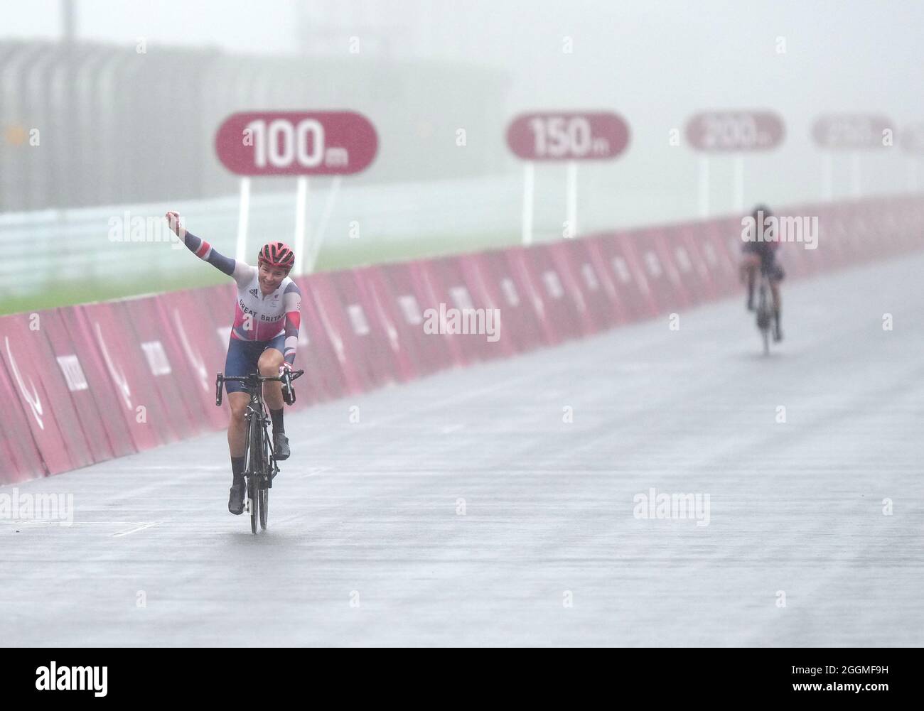 L'histoire de Sarah en Grande-Bretagne célèbre la victoire de la médaille d'or (à gauche) avec Crystal Lane-Wright qui a remporté la médaille d'argent dans la course sur route C4-5 des femmes au circuit international de Fuji au cours du neuvième jour des Jeux paralympiques de Tokyo de 2020 au Japon. Date de la photo : jeudi 2 septembre 2021. Banque D'Images