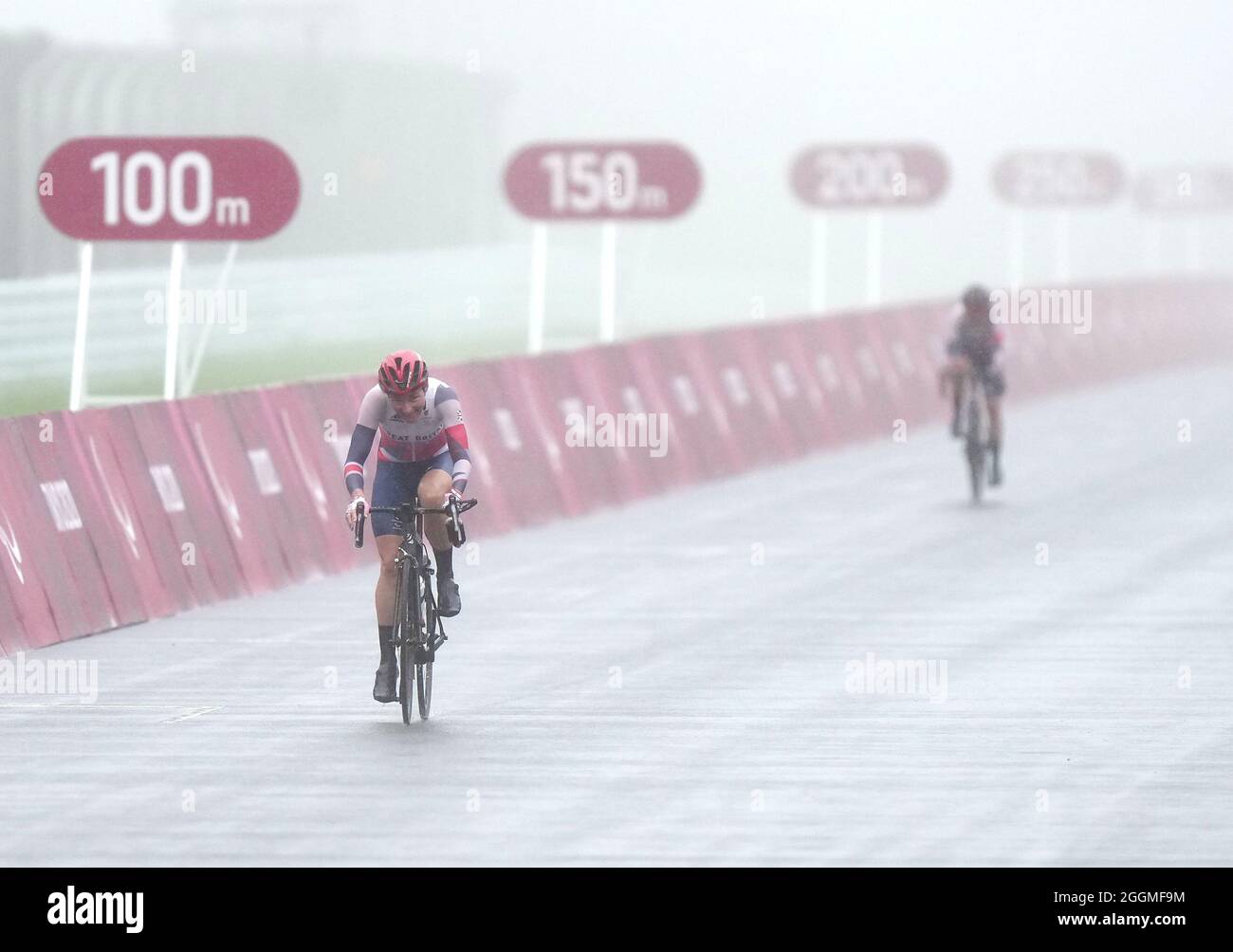 L'histoire de Sarah en Grande-Bretagne célèbre la victoire de la médaille d'or (à gauche) avec Crystal Lane-Wright qui a remporté la médaille d'argent dans la course sur route C4-5 des femmes au circuit international de Fuji au cours du neuvième jour des Jeux paralympiques de Tokyo de 2020 au Japon. Date de la photo : jeudi 2 septembre 2021. Banque D'Images