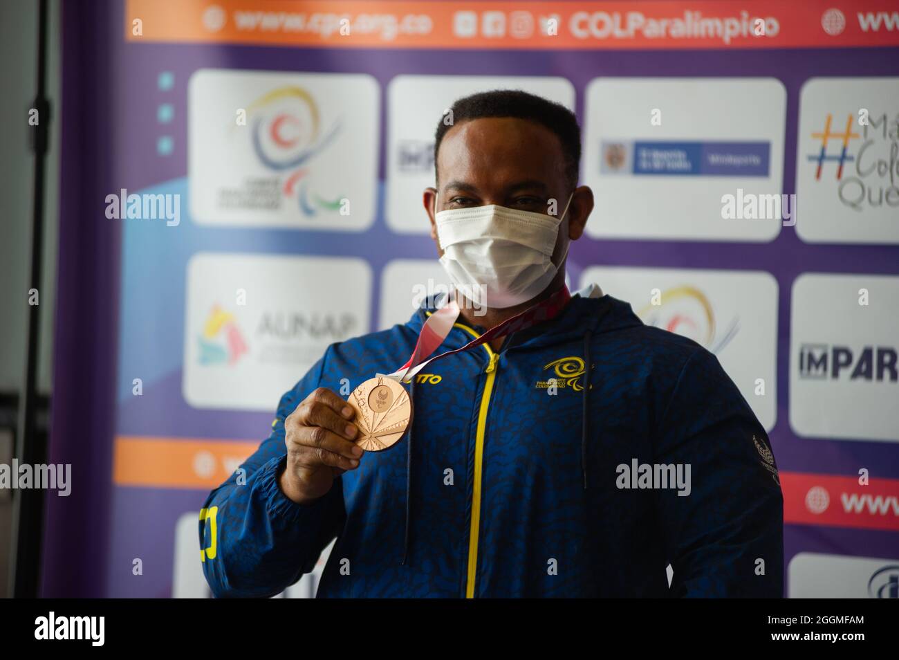 Le médaillé paralympique Fabio Torres, médaillé paralympique, montre sa médaille de bronze au cours d'un événement à l'hôtel Hilton Corferias après que les médaillés paralympiques Fabio Torres ont décroché la médaille de bronze et la médaille d'argent de 100 mètres Moises Fuentes sont arrivés en Colombie après leur participation aux Jeux paralympiques de Tokyo 2020+1. À Bogota, Colombie, le 1er septembre 2021. Banque D'Images