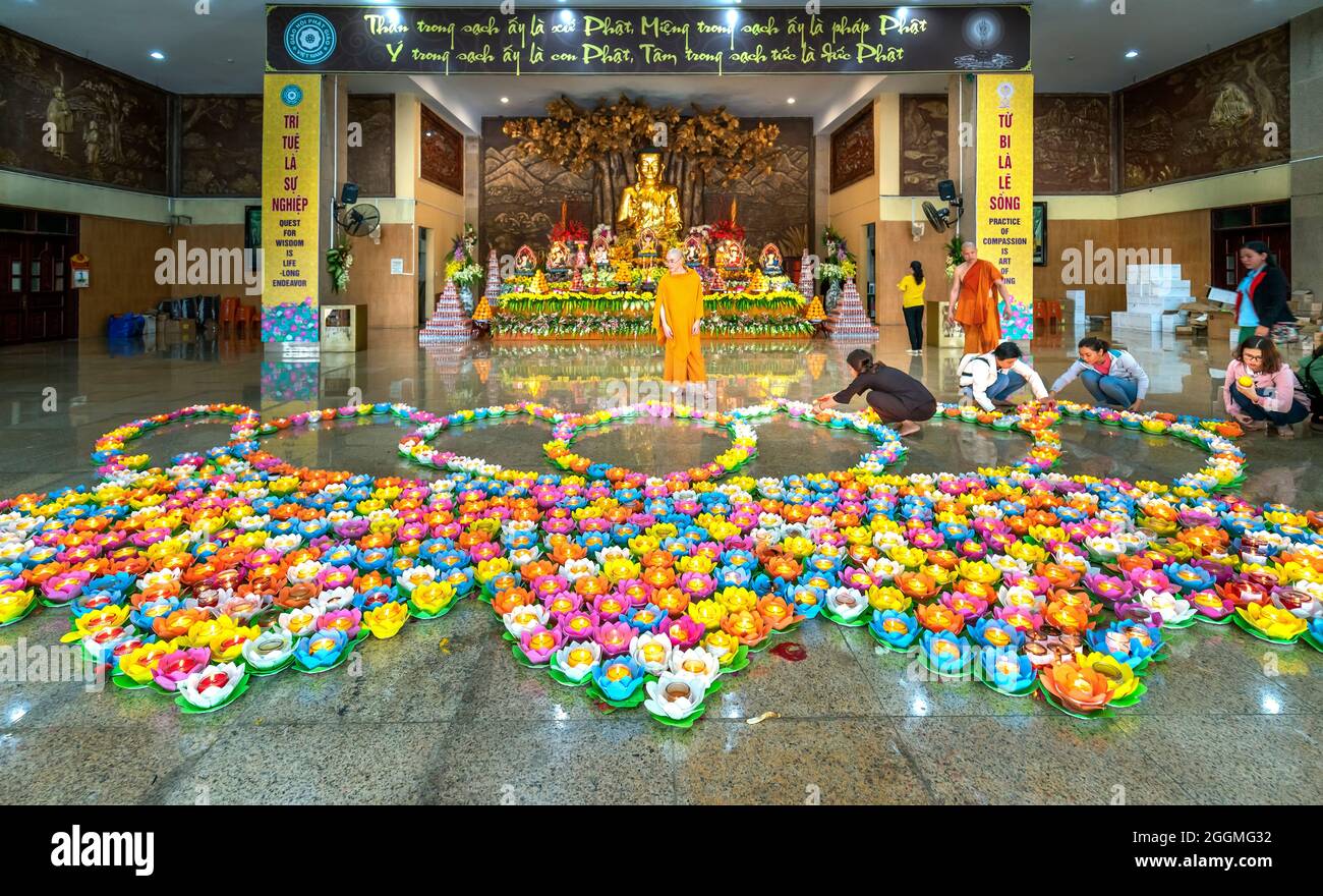 Les bouddhistes se préparent à décorer les bougies sur la cour pour la cérémonie sacrée de Vesak à Ho Chi Minh ville, Vietnam Banque D'Images