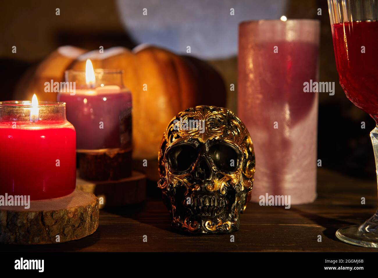 Crâne d'halloween effrayant avec citrouille et vin lors d'une nuit effrayante. Scène Halloween. Banque D'Images