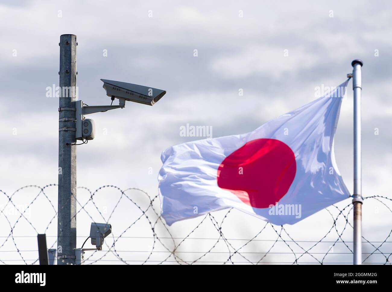 Japon, frontière japonaise, ambassade, caméra de surveillance, barbelés et drapeau du Japon, image conceptuelle Banque D'Images