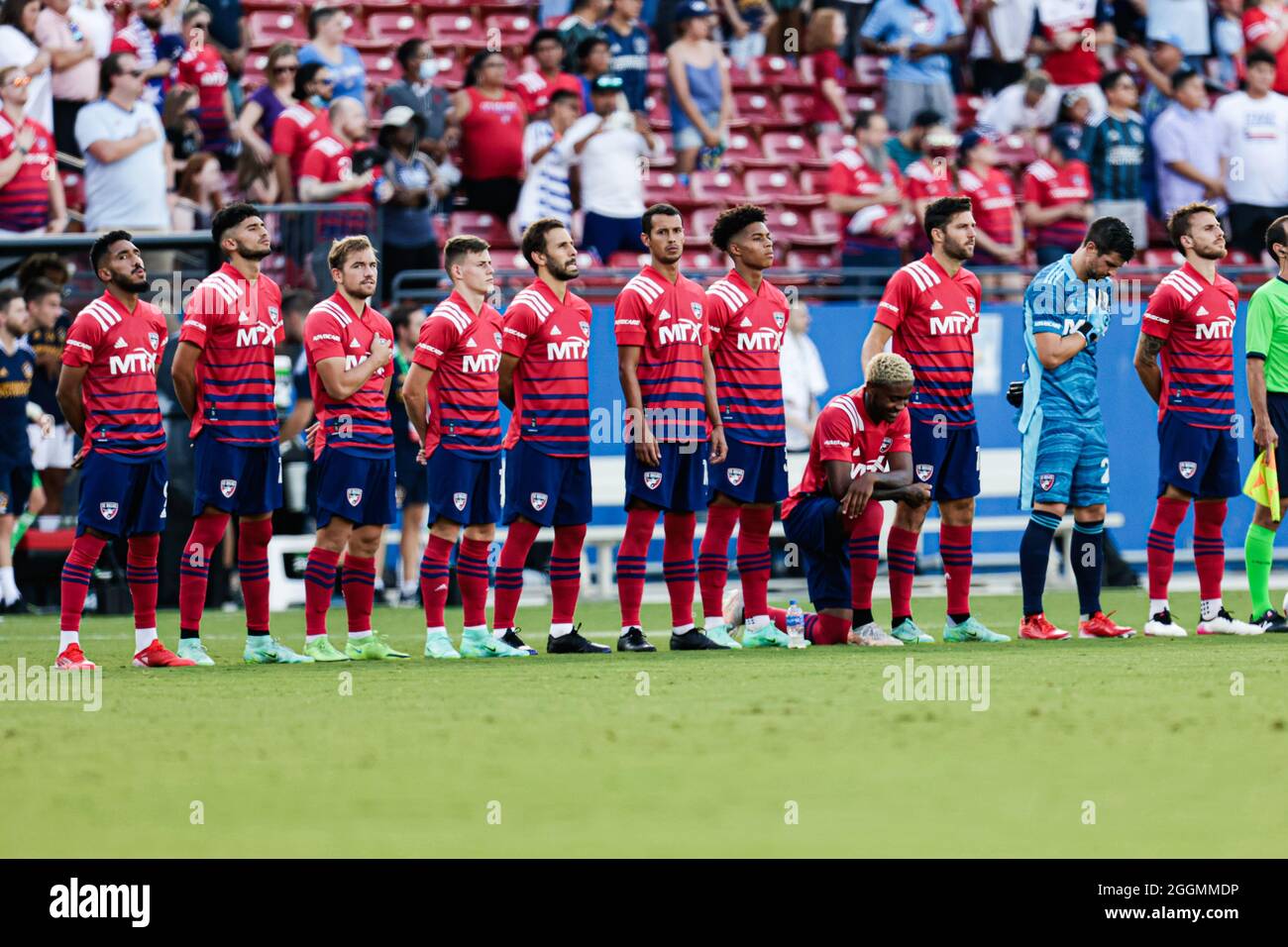 Le défenseur du FC Dallas, Nkosi Tafari (14), prend un genou lors de l'hymne national avant le match contre la Galaxie de Los Angeles, le samedi 24 juillet 2021, Banque D'Images