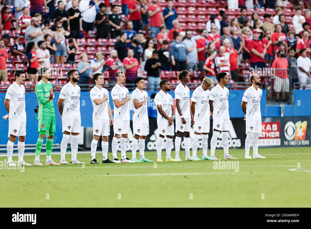 Les joueurs de Los Angeles Galaxy se tiennent pour l'hymne national avant le match contre le FC Dallas, le samedi 24 juillet 2021, à Frisco, TX. Le FC Dallas en a gagné 4-0 Banque D'Images