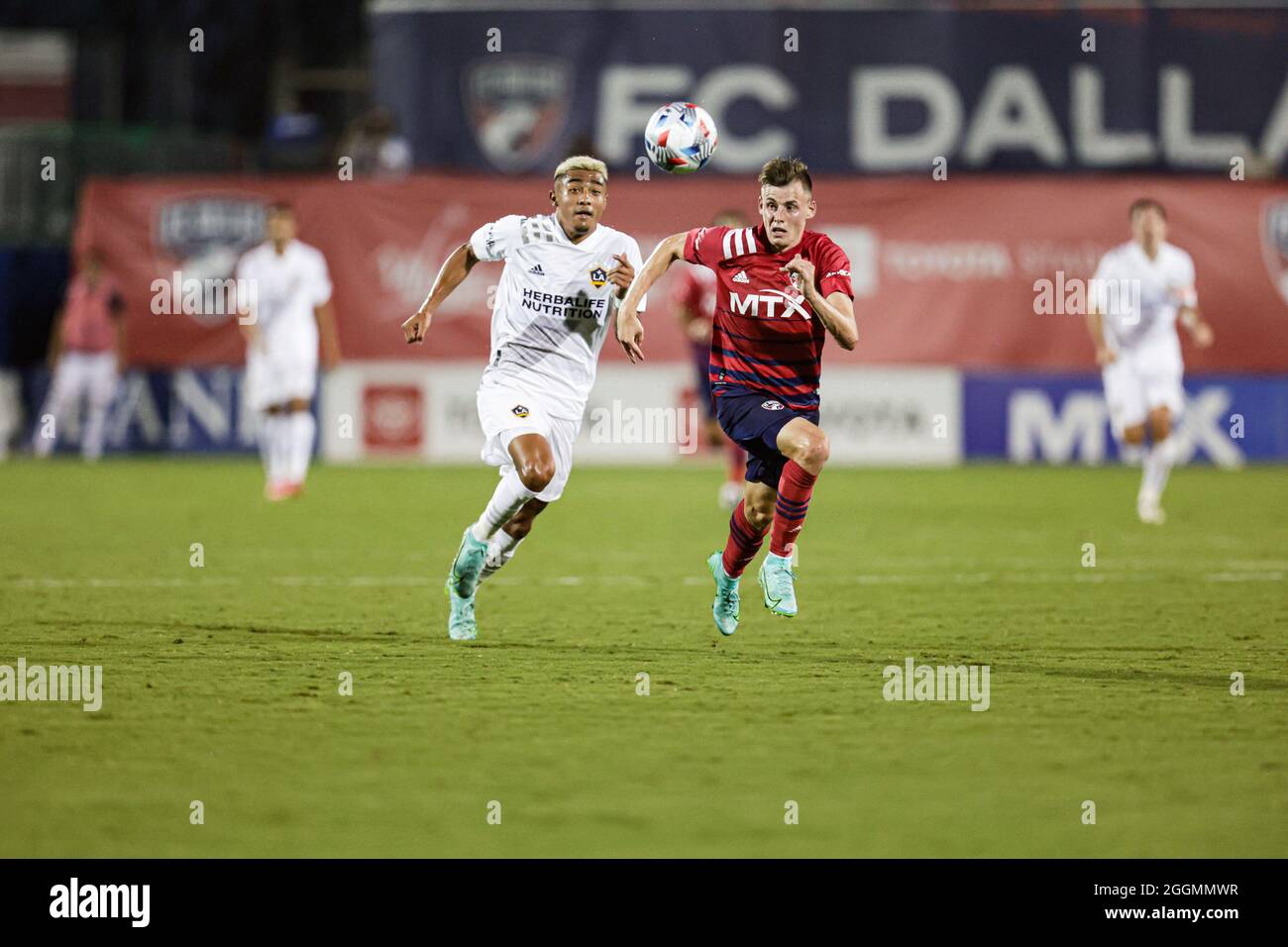 Le défenseur de Los Angeles Julian Araujo (02) combat le FC Dallas en avant Szabolcs Schon (11) pour le ballon lors d'un match MLS contre le FC Dallas, samedi, Banque D'Images