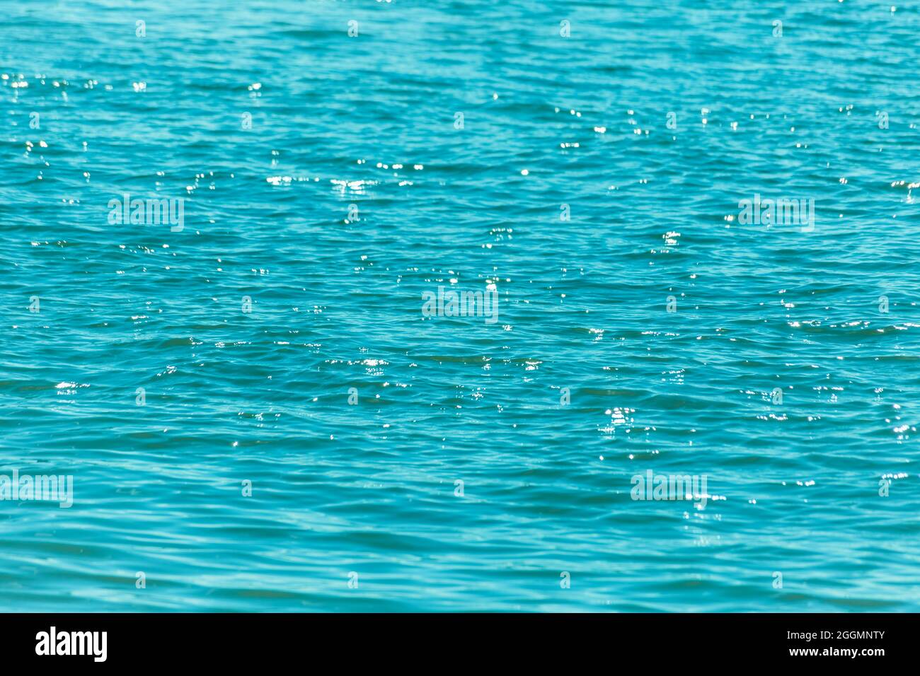 Motifs de couleur bleu et blanc dans les réflexions dans l'arrière-plan d'eau Banque D'Images