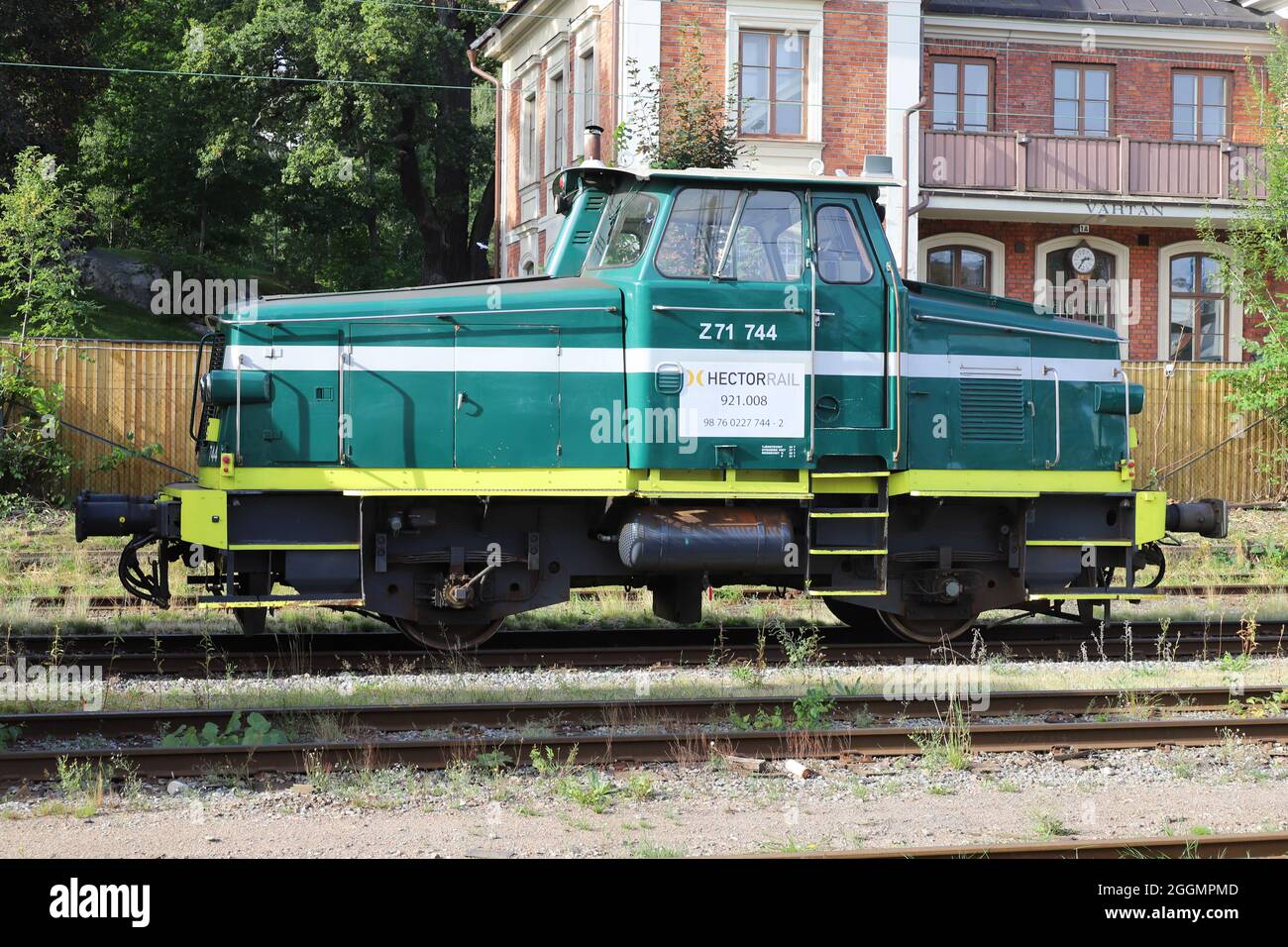 Stockholm, Suède - 1 septembre 2021: Fixe gGreen shunter diesel locomotif classe Z71 en service pour Hector Rail à la gare de Vartan. Banque D'Images