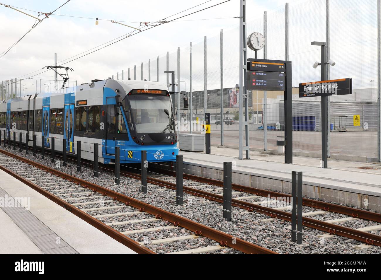 Stockholm, Suède - 16 août 2021 : tramway en service sur la ligne 31 à la gare de l'aéroport de Bromma. Banque D'Images