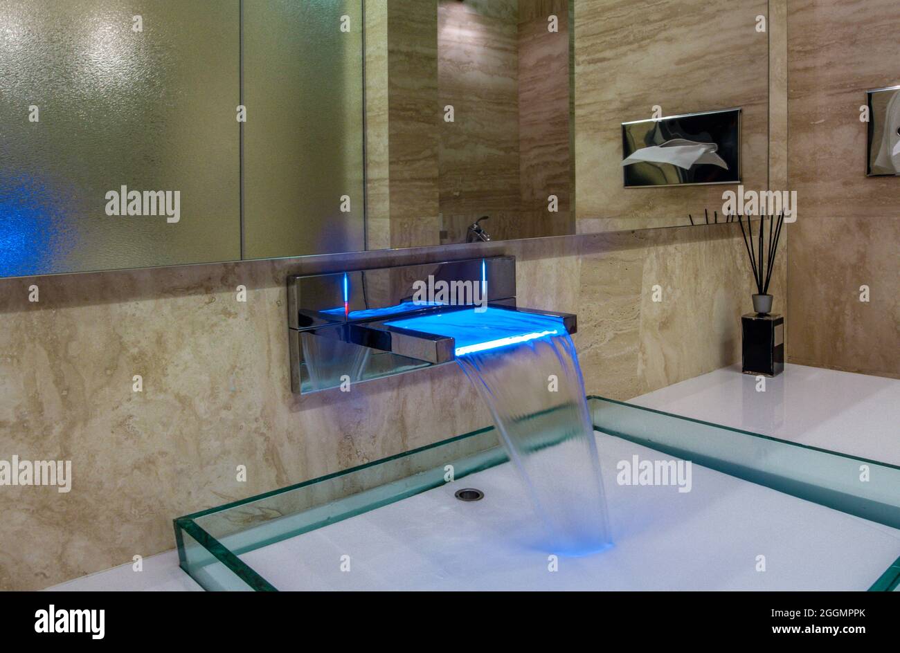 Robinet LED avec bec en cascade sur évier en verre dans la salle de bains  élégante Photo Stock - Alamy