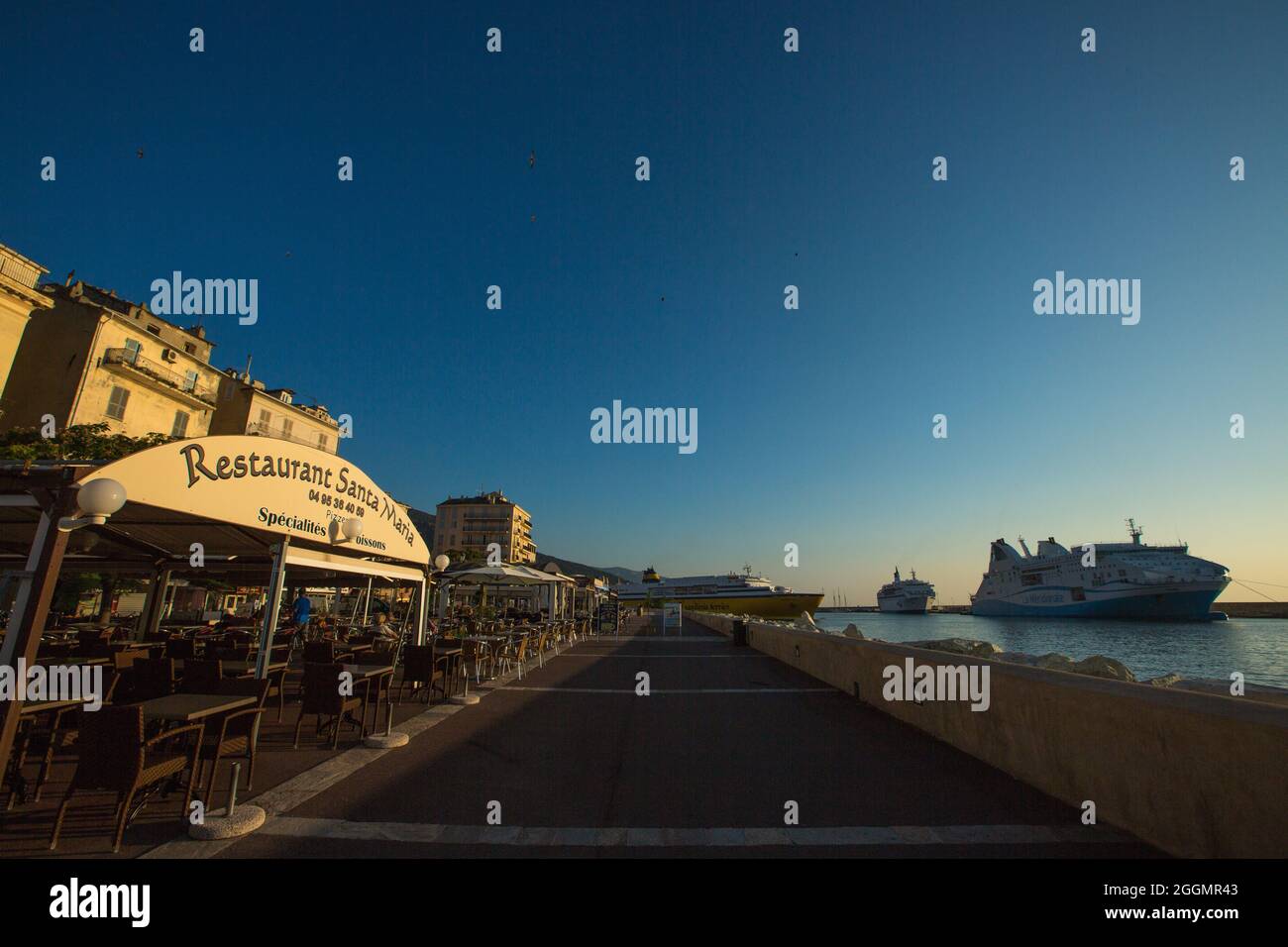 FRANCE. HAUTE-CORSE (2B) BASTIA. VIEUX PORT AVEC FERRY CORSE EN ARRIÈRE-PLAN Banque D'Images