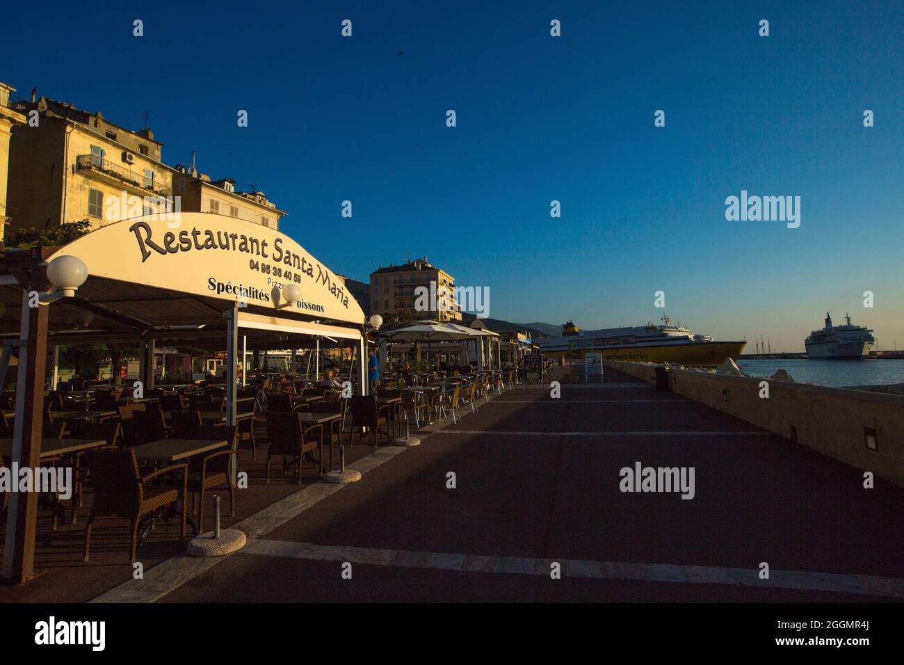 FRANCE. HAUTE-CORSE (2B) BASTIA. VIEUX PORT AVEC FERRY CORSE EN ARRIÈRE-PLAN Banque D'Images