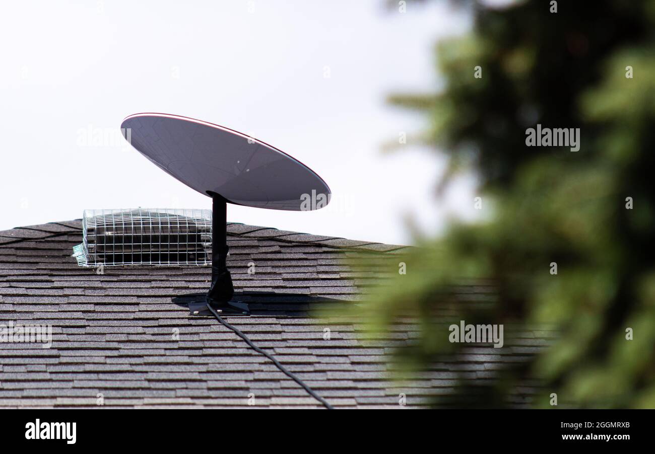 Récepteur Internet satellite SpaceX Starlink installé sur le toit d'une maison dans une communauté rurale canadienne. Banque D'Images