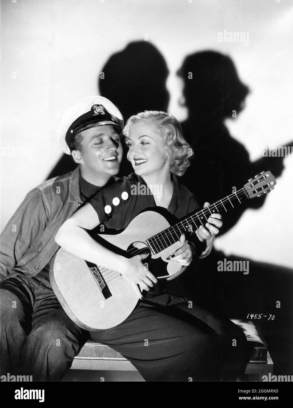 BING CROSBY et CAROLE LOMBARD portrait publicitaire pour WE'RE NOT DRESSING 1934 réalisateur NORMAN TAUROG inspiré par J.M. Barrie est l'admirable Crichton costume design Travis Banton Paramount Pictures Banque D'Images