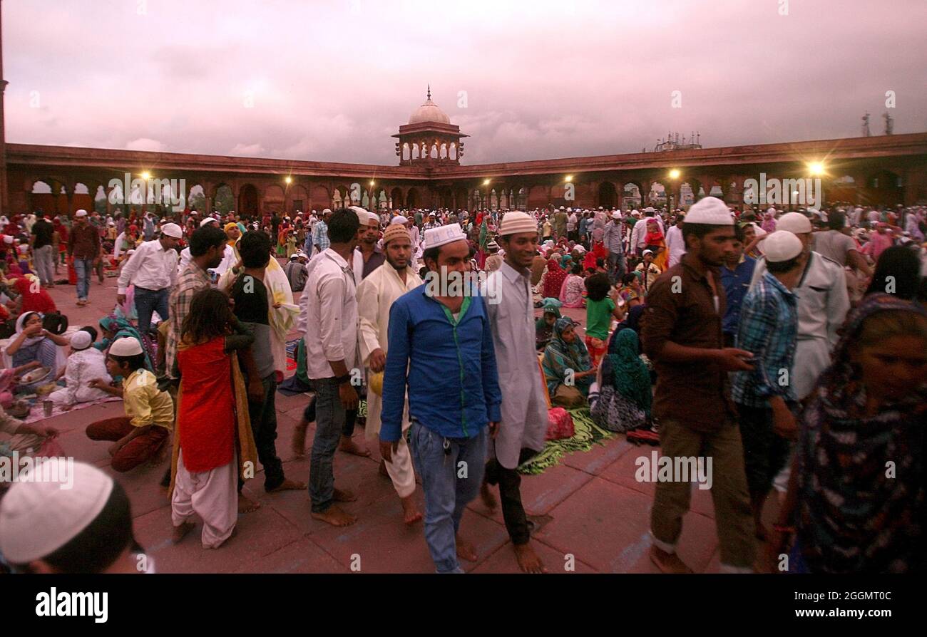 Les musulmans indiens se promènont à Jama Masjid pendant le mois sacré de la ramjan à New Delhi, en Inde. Banque D'Images