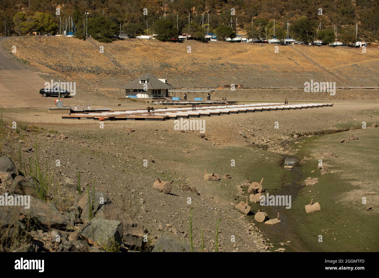 Vue de jour des conditions de sécheresse graves du lac Folsom, un réservoir de Folsom, Californie, États-Unis. Banque D'Images