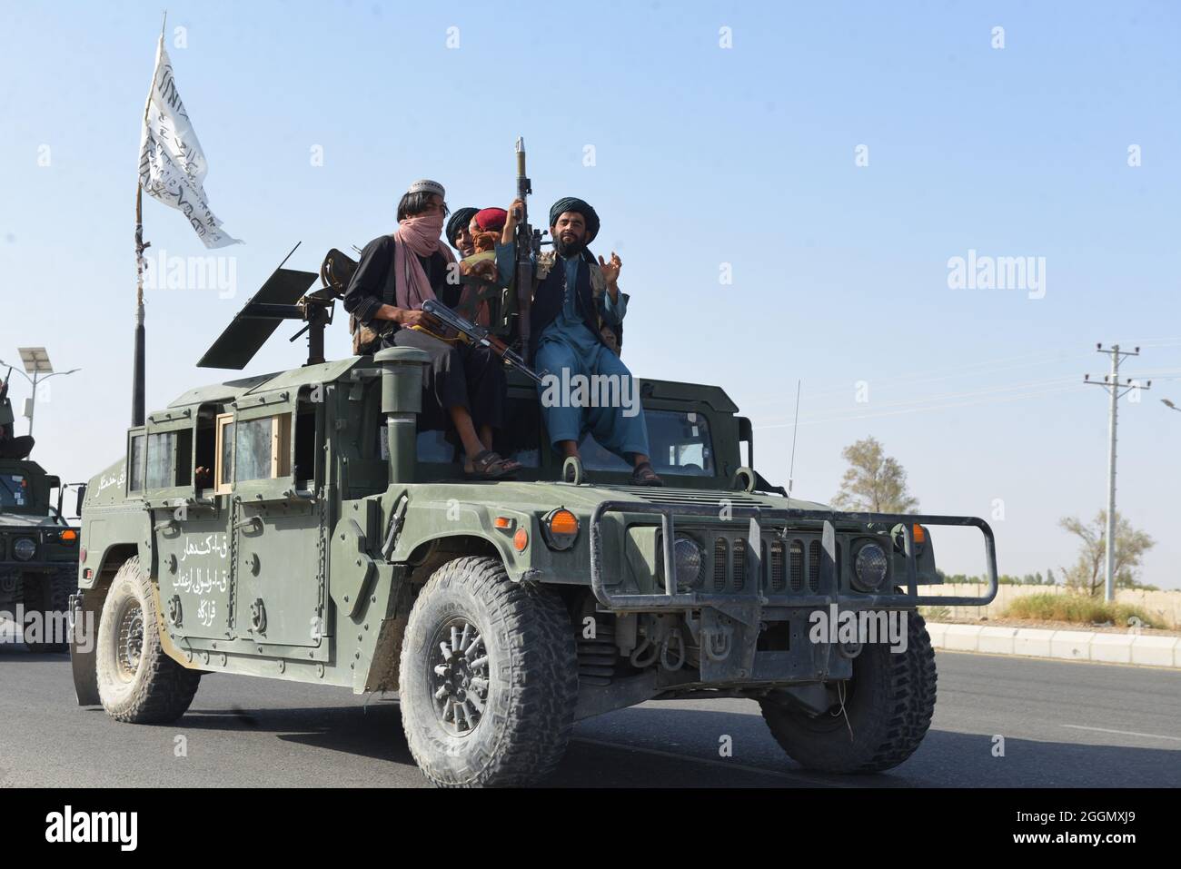 Kandahar, sud de l'Afghanistan. 2 septembre 2021. Les talibans ont poursuivi leurs célébrations de la victoire par un défilé militaire dans la ville de Kandahar. Kandahar est la ville spirituelle des Talibans et la capitale du groupe pendant son règne de 1996-2001. Les combattants ont brandi les drapeaux blancs des Talibans des Humvees et des vus blindés pendant la parade. Banque D'Images