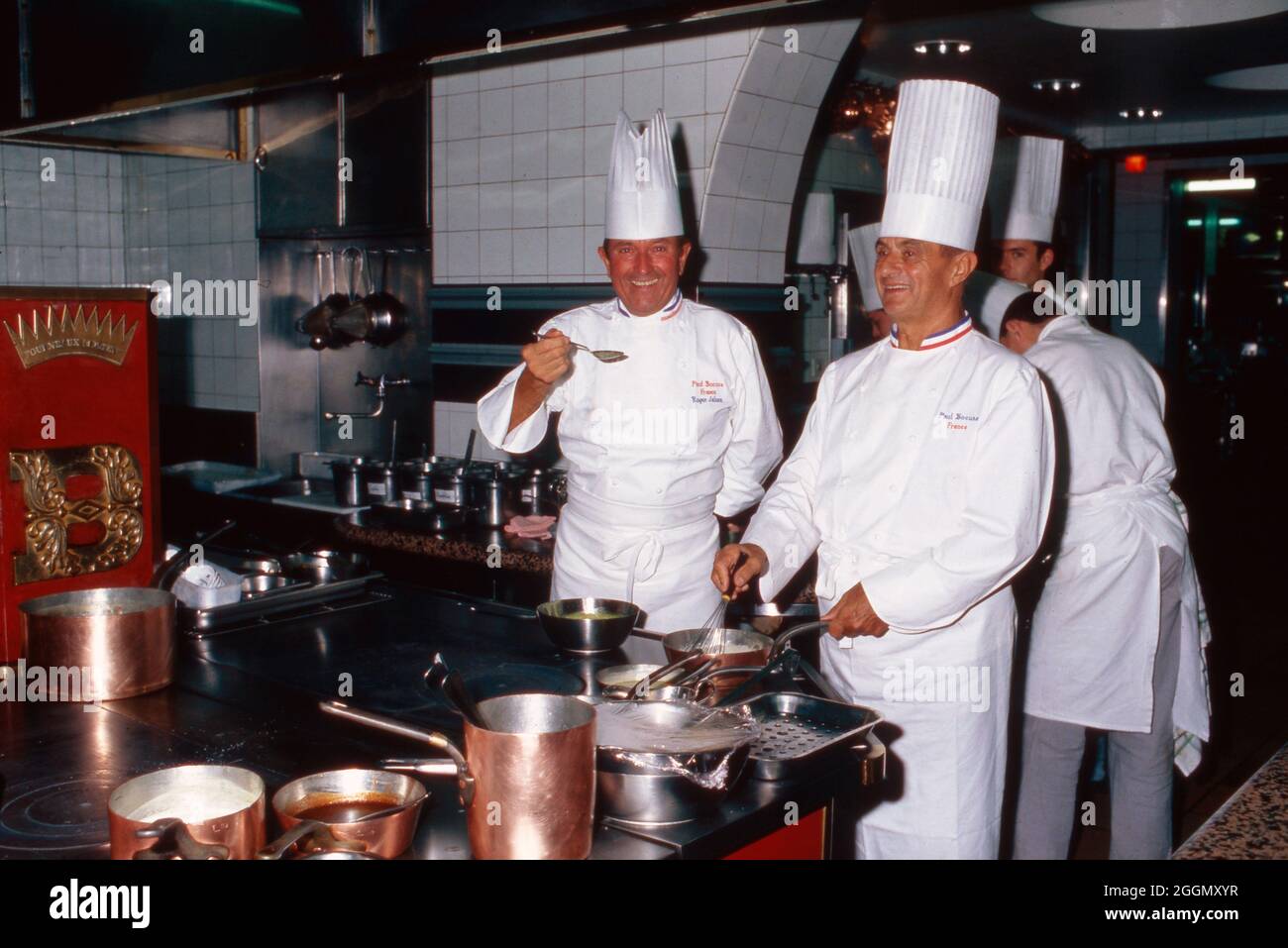 Der französische Sternekoch Paul Bocuse (156) mit Kollege Roger Jaloux dans der Küche im Restaurant à Collonges-au-Mont-d'Or, Frankreich 1995. Haute qualité française chef Paul Bocuse (à droite) avec son collègue Roger Jaloux dans la cuisine du restaurant de l'hôtel à Collonges-au-Mont-d'Or, France 1995. Banque D'Images