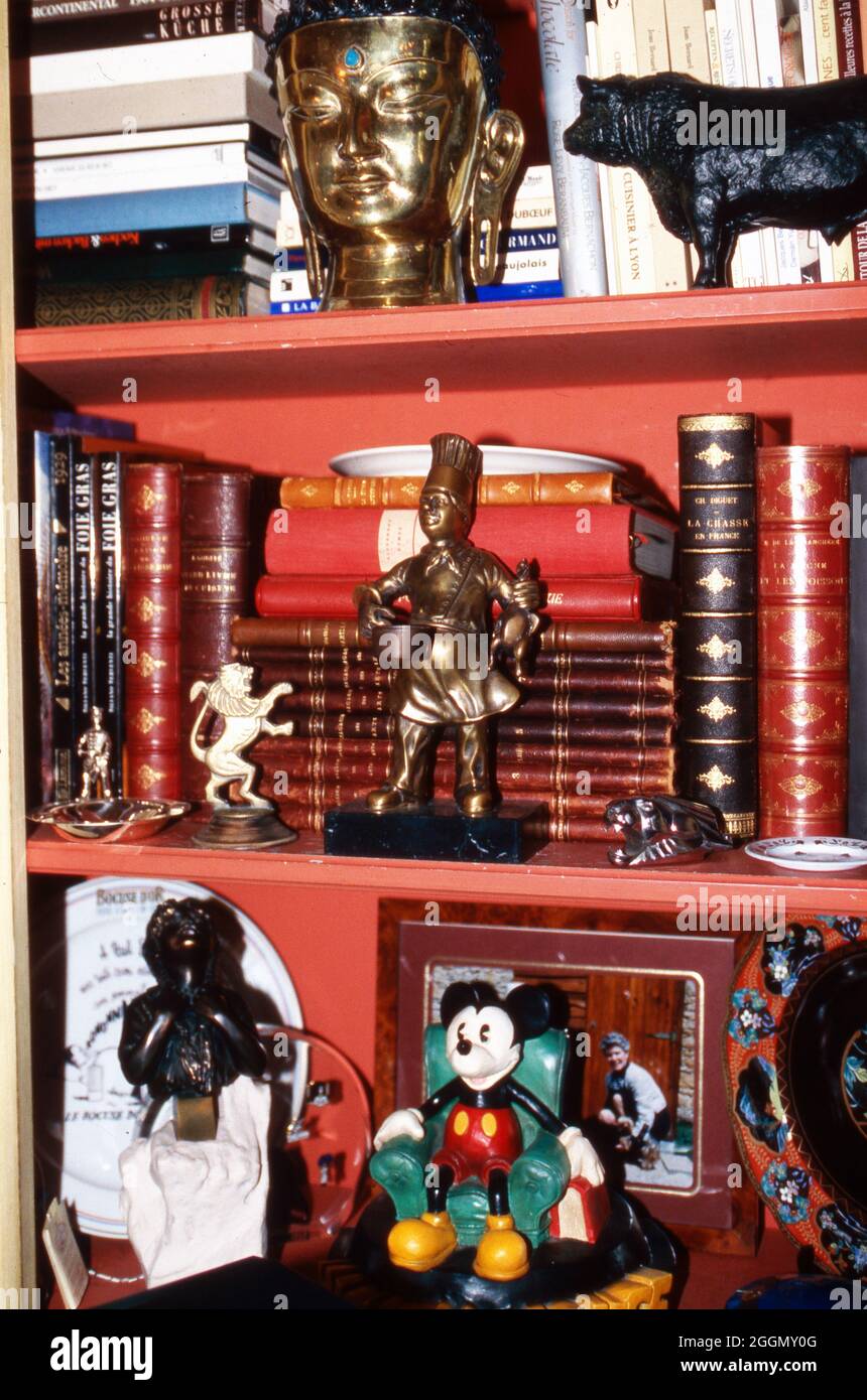 Erinnerungsstücke und Preise von Paul Bocuse in einem Regal in seinem Restaurant à Collonges-au-Mont-d'Or, Frankreich 1995. Paul Bocuse, chef français de haute qualité, prix et souvenirs dans une étagère à son restaurant de Collonges-au-Mont-d'Or, France 1995. Banque D'Images