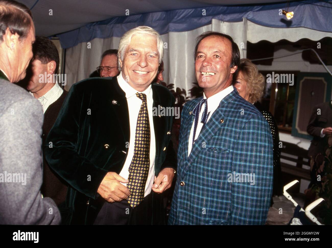 Gunter Sachs (Mitte) auf dem 60. Geburtstag von Henriette von Bohlen und Halbach in Kitzbühel, Österreich 1993. Gunter Sachs (au centre) au 60ème anniversaire de Henriette von Bohlen und Halbach à Kitzbuehel, Autriche 1993. Banque D'Images