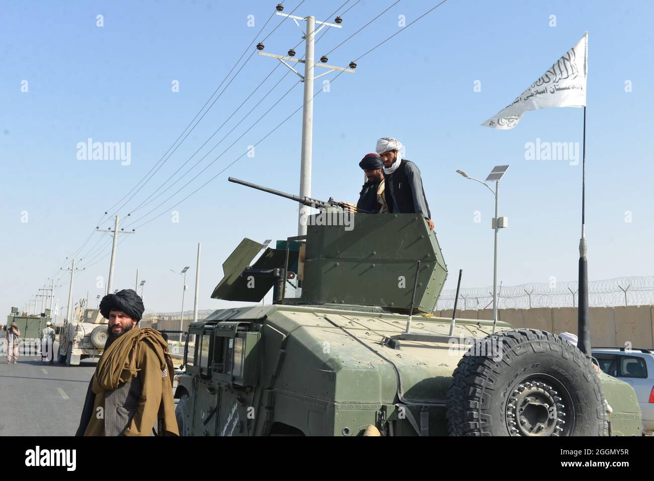 Kandahar, sud de l'Afghanistan. 2 septembre 2021. Les talibans ont poursuivi leurs célébrations de la victoire par un défilé militaire dans la ville de Kandahar. Kandahar est la ville spirituelle des Talibans et la capitale du groupe pendant son règne de 1996-2001. Les combattants ont brandi les drapeaux blancs des Talibans des Humvees et des vus blindés pendant la parade. Banque D'Images
