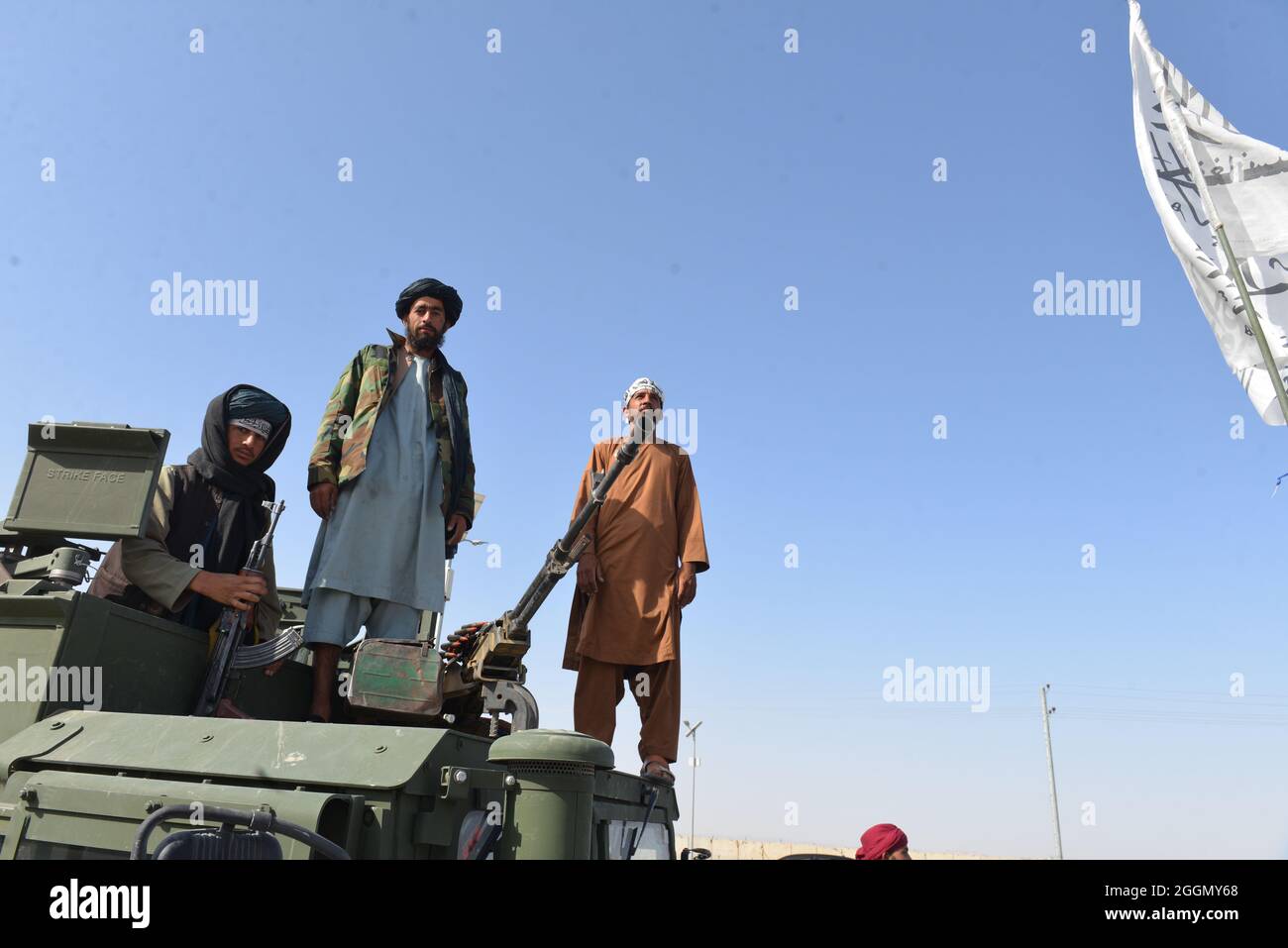 Kandahar, sud de l'Afghanistan. 2 septembre 2021. Les talibans ont poursuivi leurs célébrations de la victoire par un défilé militaire dans la ville de Kandahar. Kandahar est la ville spirituelle des Talibans et la capitale du groupe pendant son règne de 1996-2001. Les combattants ont brandi les drapeaux blancs des Talibans des Humvees et des vus blindés pendant la parade. Banque D'Images