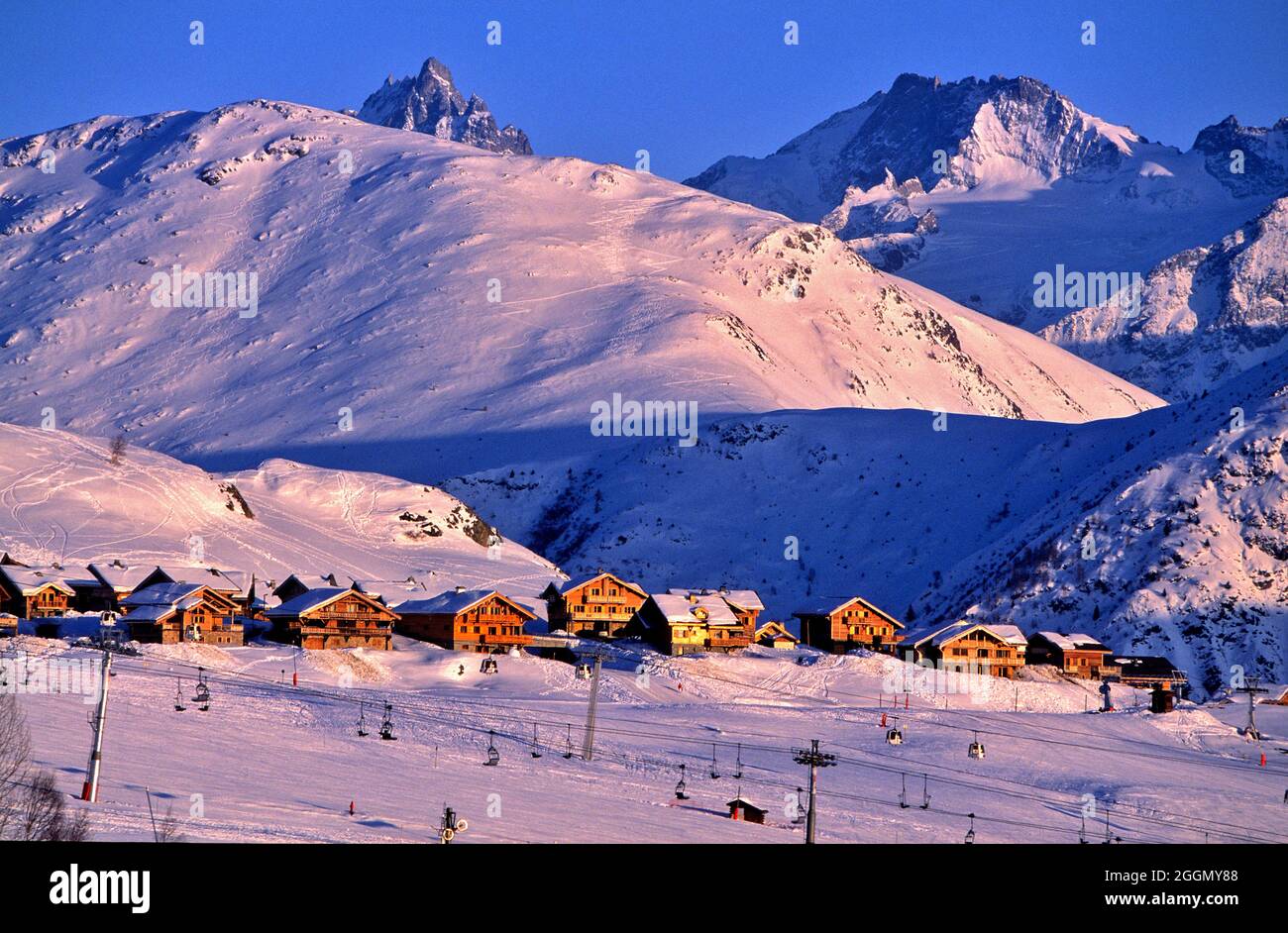 FRANCE. ISERE (38) STATION DE SKI ALPE D'HUEZ. CHALETS DE L'ALTIPORT Banque D'Images