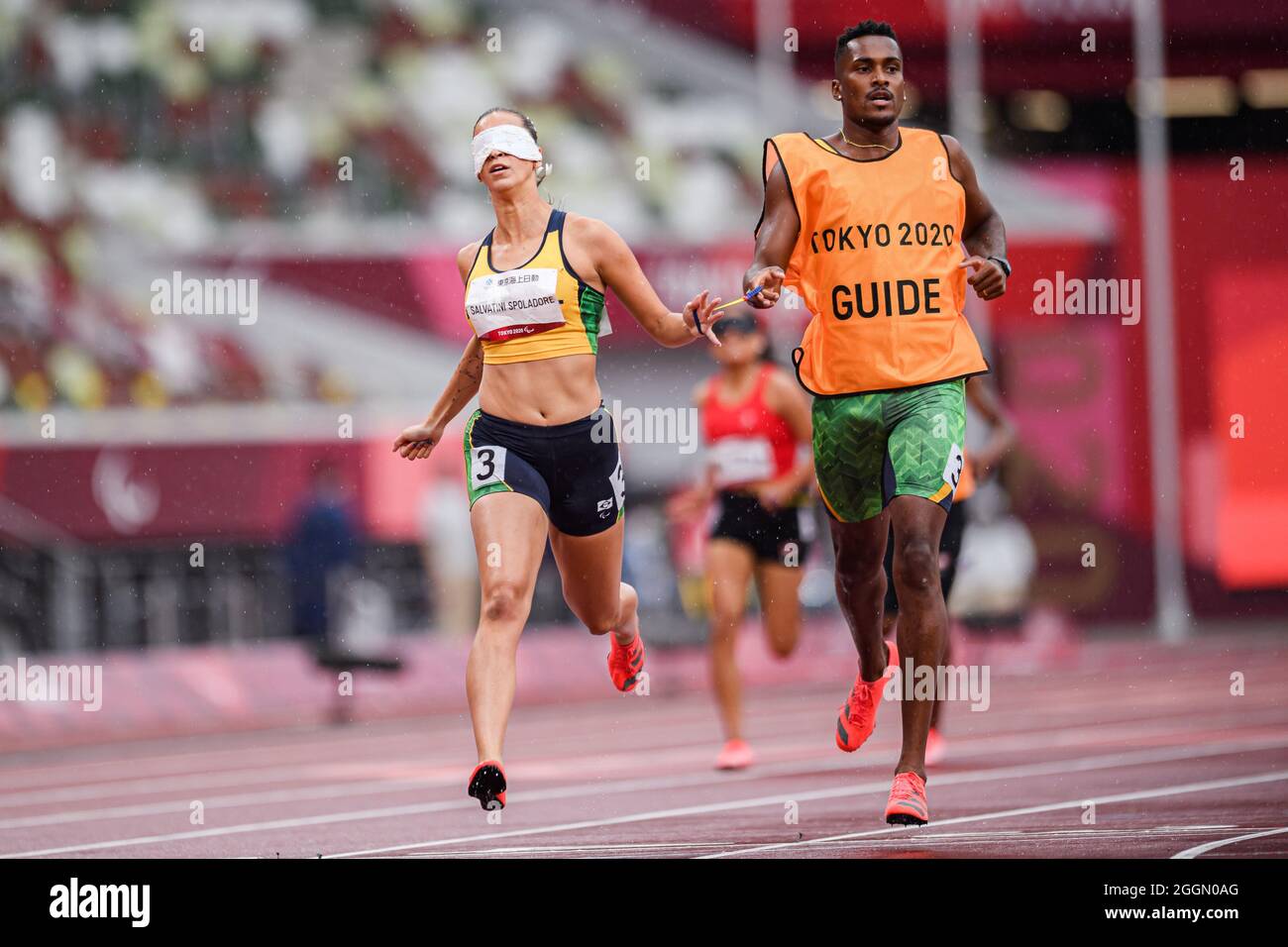 TOKYO, JAPON. 02 septembre 2021. Lorena Salvatini Spoladore et guide Oliveira Renado (BRA) dans le 200m T00 féminin pendant la compétition sur piste et terrain - Tokyo 2020 Jeux paralympiques au stade olympique le jeudi 02 septembre 2021 à TOKYO, JAPON. Credit: Taka G Wu/Alay Live News Banque D'Images