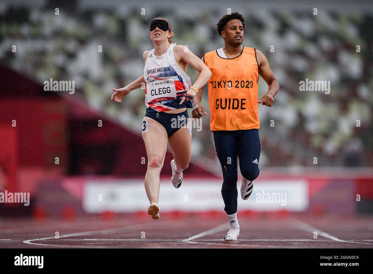 TOKYO, JAPON. 02 septembre 2021. Libby Clegg et le guide Chris Clarke dans le 200m féminin - T11 Round1 - Heat 3/4 pendant les compétitions sur piste et terrain - Tokyo 2020 Jeux paralympiques au stade olympique le jeudi 02 septembre 2021 à TOKYO, JAPON. Credit: Taka G Wu/Alay Live News Banque D'Images