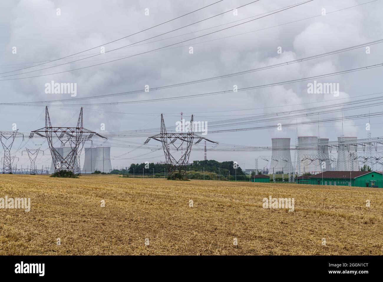 Sous-station transformateur haute tension et centrale nucléaire Dukovany, région de Vysocina, république tchèque, Europe. Banque D'Images