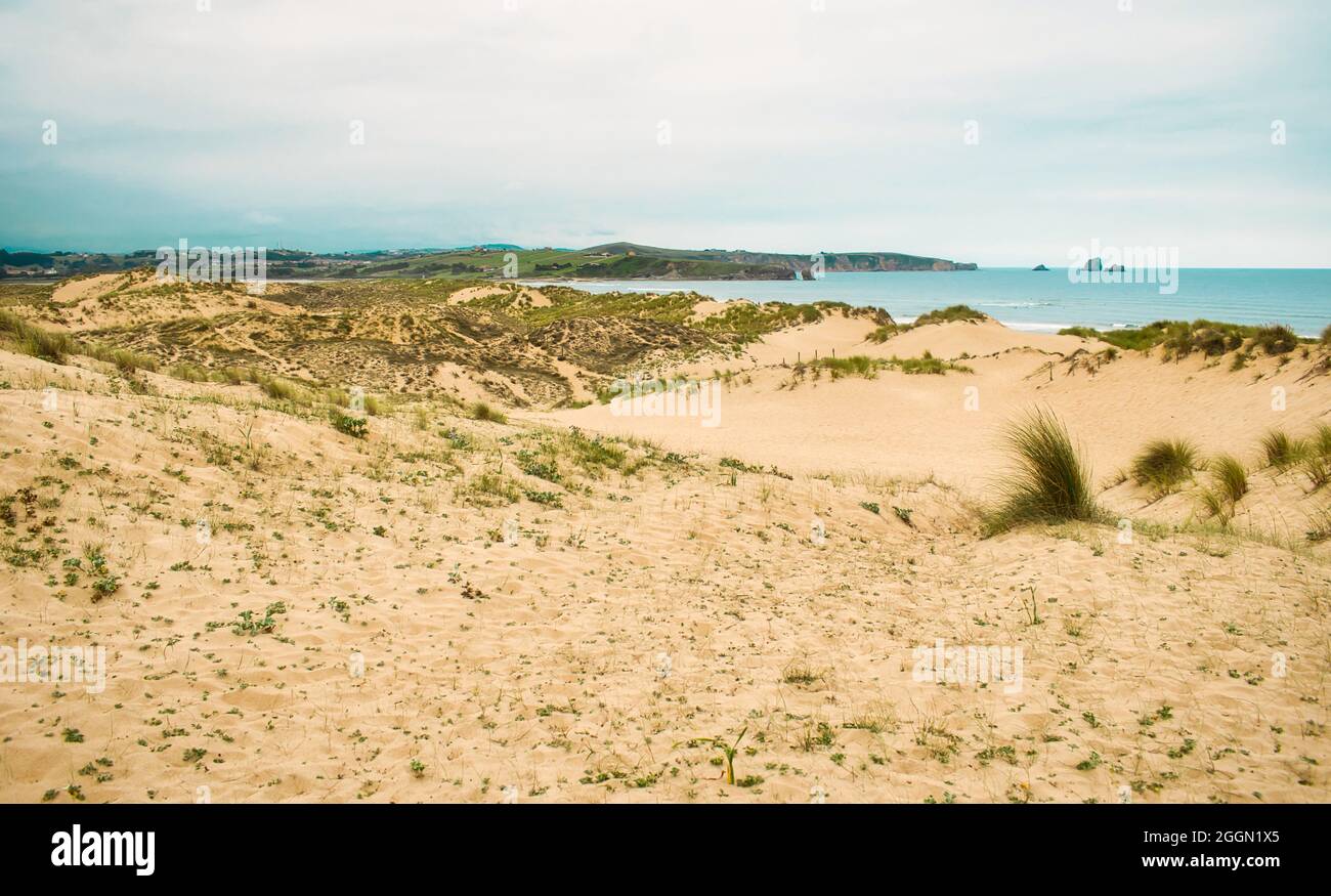 Vue sur la plage de Covachos une des plus belles plages de la côte brisée, Cantabrie, Espagne Banque D'Images