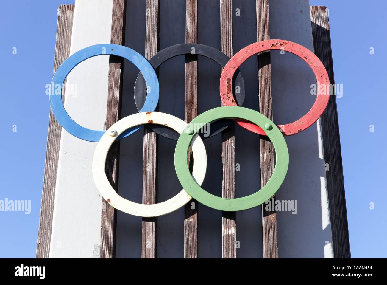 Autrans, France - 25 juin 2019 : anneaux olympiques dans le village d'Autrans. Autrans a accueilli les épreuves de ski nordique en 1968 Banque D'Images