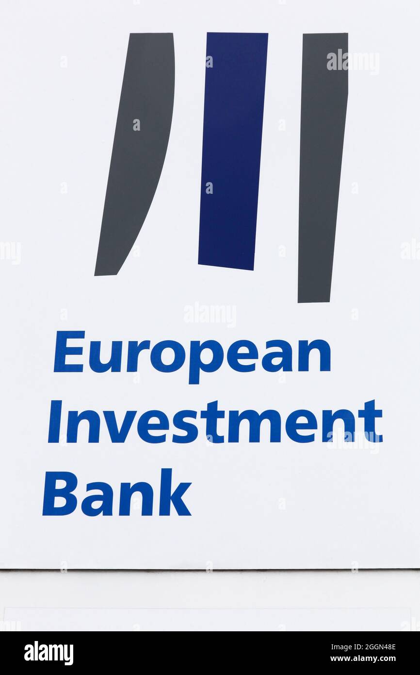 Kirchberg, Luxembourg - 1er juillet 2017 : logo de la banque d'investissement européenne sur un panneau Banque D'Images