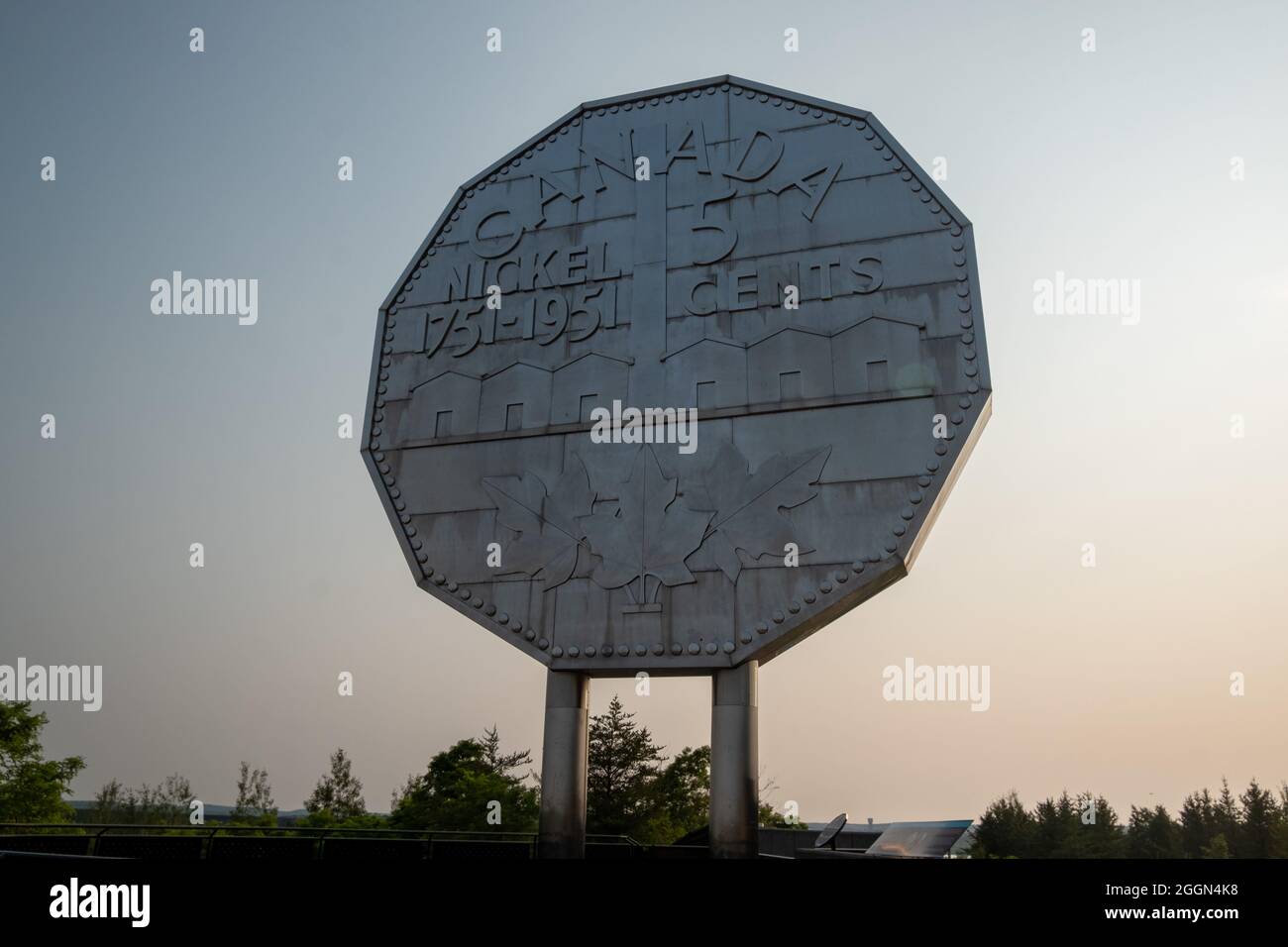 Big Nickel réplique de neuf mètres au musée de Sudbury, au Canada, au coucher du soleil Banque D'Images