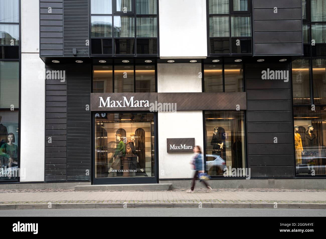 Riga, Lettonie. Août 2021. Les vitrines du magasin de marque Max Mara dans le centre-ville Banque D'Images