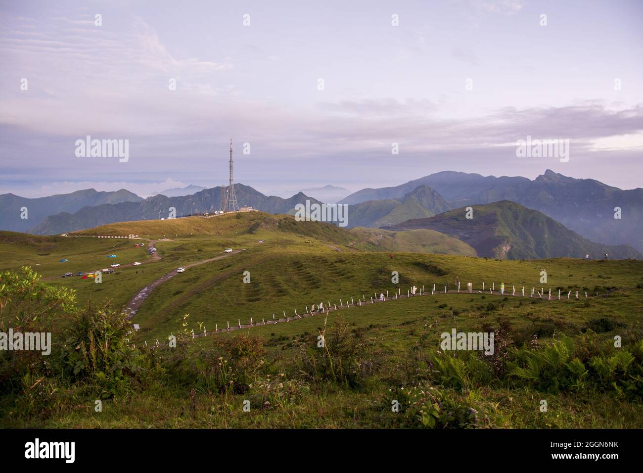 2 septembre 2021, ya'an, ya'an, Chine: Jiaoding Mountain est situé dans le comté de Hanyuan, ville de ya'an, avec une altitude moyenne de plus de 3000 mètres. Il fait froid en hiver et beau en été et frais et agréable. Montez et profitez d'une vue panoramique sur les montagnes. Au nord, surplombant la mer des nuages d'Emei, les vagues blanches sont tumultes et sans fin; à l'ouest, la chaîne de montagnes Daxueshan s'étend à travers le ciel, éblouissant, et les sommets et les lames sont directement dans le ciel bleu. Crédit : ZUMA Press, Inc./Alay Live News Banque D'Images