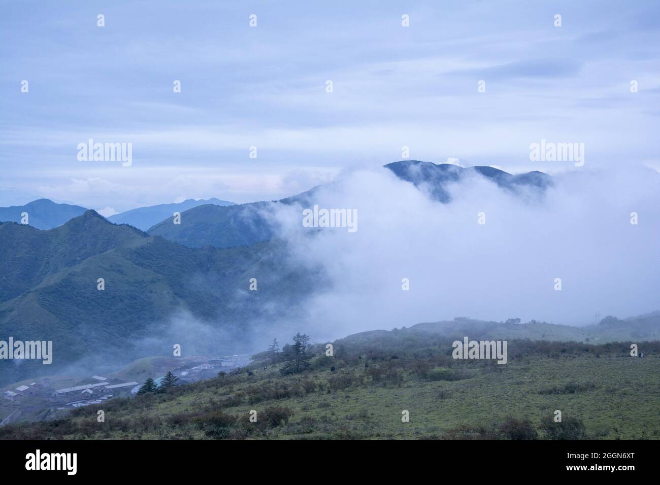 2 septembre 2021, ya'an, ya'an, Chine: Jiaoding Mountain est situé dans le comté de Hanyuan, ville de ya'an, avec une altitude moyenne de plus de 3000 mètres. Il fait froid en hiver et beau en été et frais et agréable. Montez et profitez d'une vue panoramique sur les montagnes. Au nord, surplombant la mer des nuages d'Emei, les vagues blanches sont tumultes et sans fin; à l'ouest, la chaîne de montagnes Daxueshan s'étend à travers le ciel, éblouissant, et les sommets et les lames sont directement dans le ciel bleu. Crédit : ZUMA Press, Inc./Alay Live News Banque D'Images