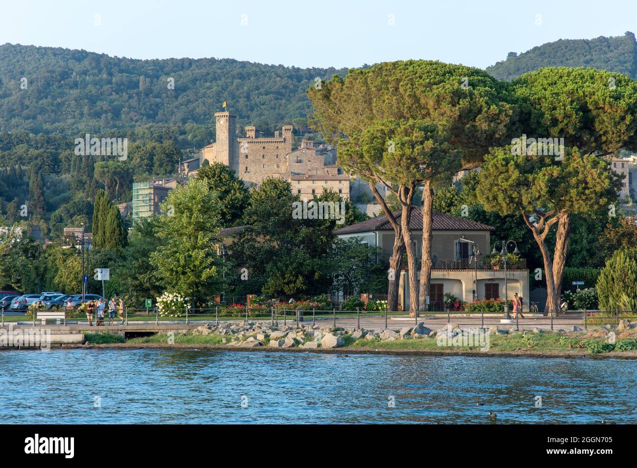 BOLSENA - ITALIE - 15 AOÛT 2021 : rocher du château de Bolsena, en Latium, un beau et caractéristique village médiéval surplombant le lac homonyme. Banque D'Images