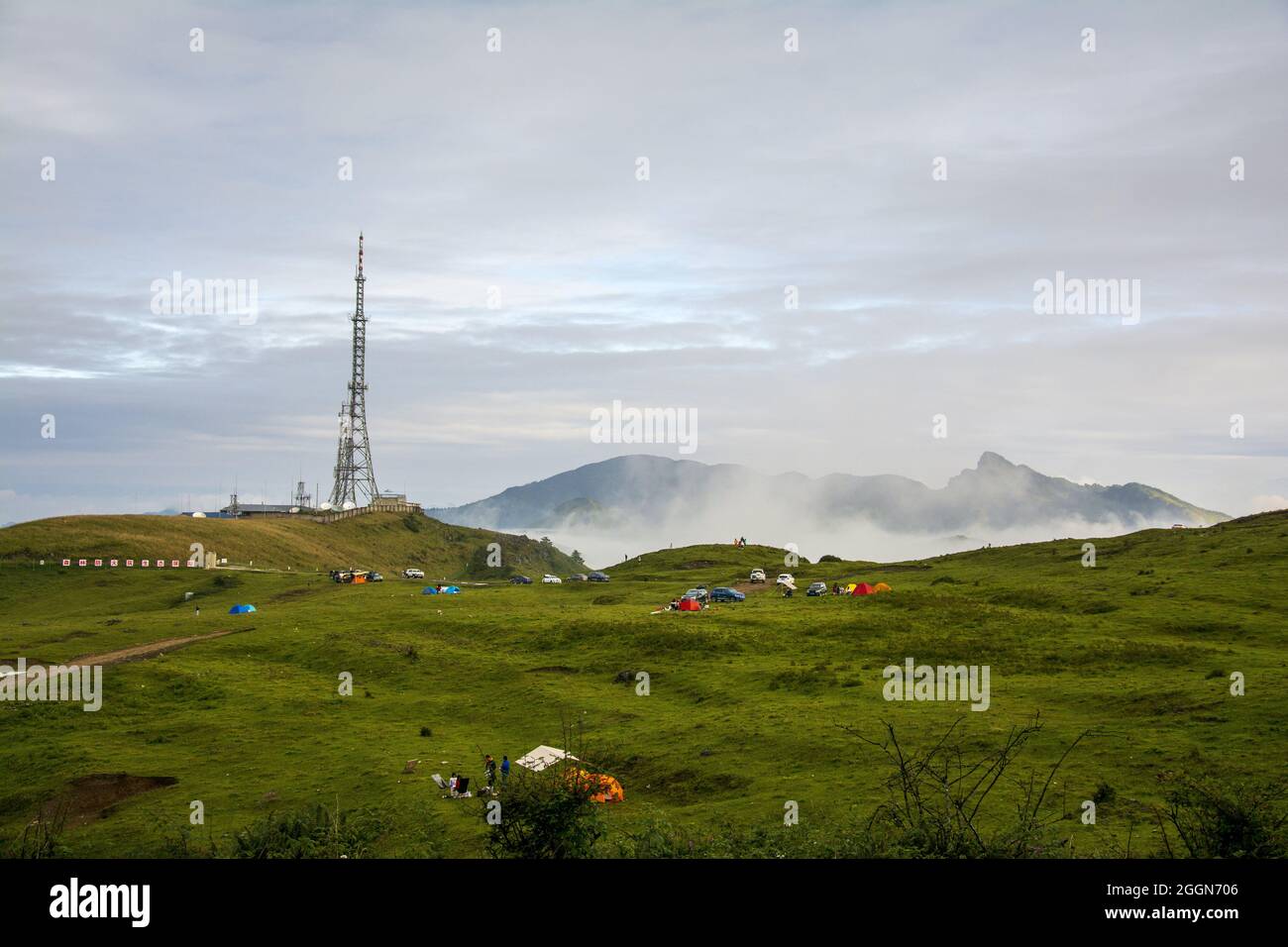 2 septembre 2021, ya'an, ya'an, Chine: Jiaoding Mountain est situé dans le comté de Hanyuan, ville de ya'an, avec une altitude moyenne de plus de 3000 mètres. Il fait froid en hiver et beau en été et frais et agréable. Montez et profitez d'une vue panoramique sur les montagnes. Au nord, surplombant la mer des nuages d'Emei, les vagues blanches sont tumultes et sans fin; à l'ouest, la chaîne de montagnes Daxueshan s'étend à travers le ciel, éblouissant, et les sommets et les lames sont directement dans le ciel bleu. Crédit : ZUMA Press, Inc./Alay Live News Banque D'Images