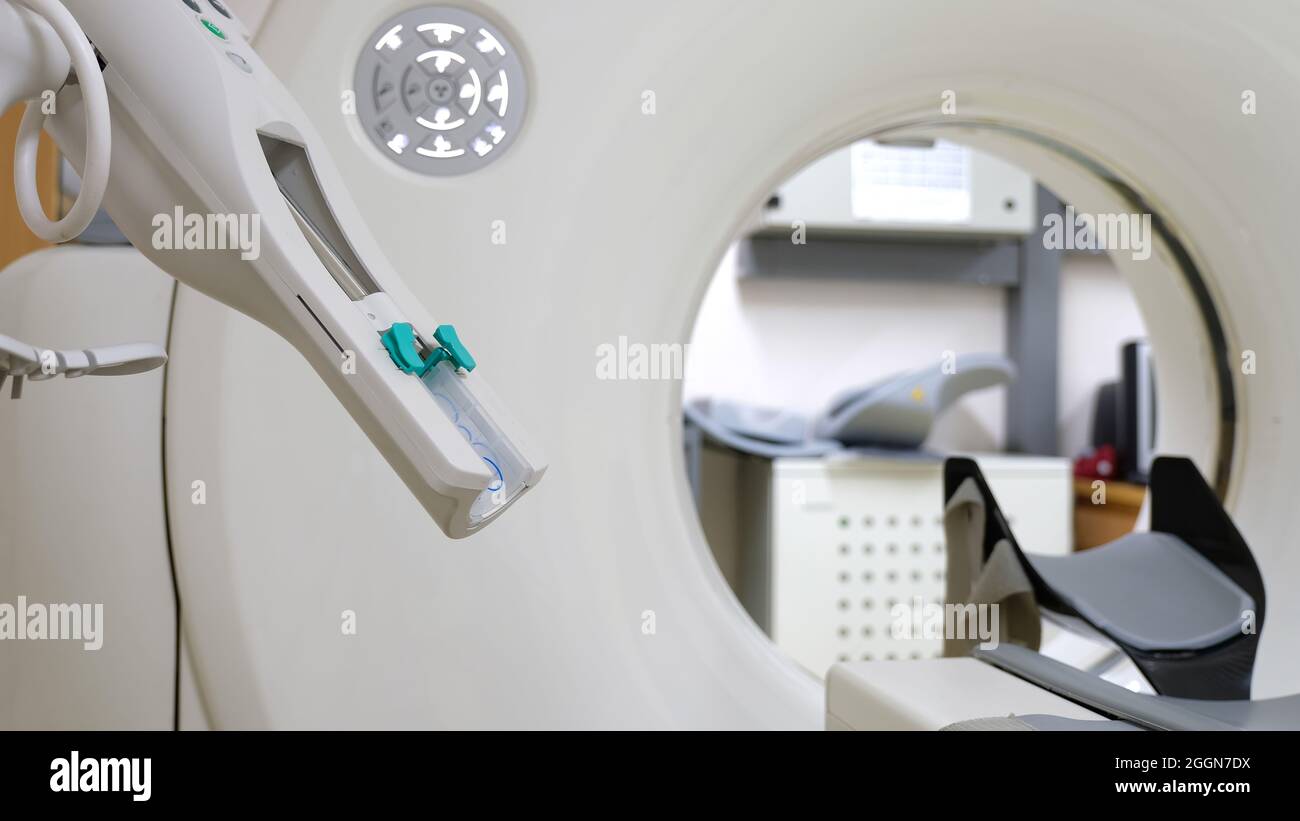 Un scanner de tomographie informatique et un injecteur de produit de contraste. Un support radio-opaque est utilisé pour l'examen diagnostique dans certaines circonstances. Banque D'Images