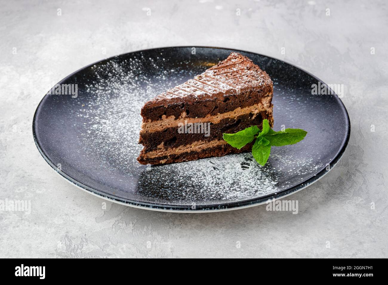 Morceau Triangulaire De Gateau Au Chocolat Sur Une Assiette Photo Stock Alamy