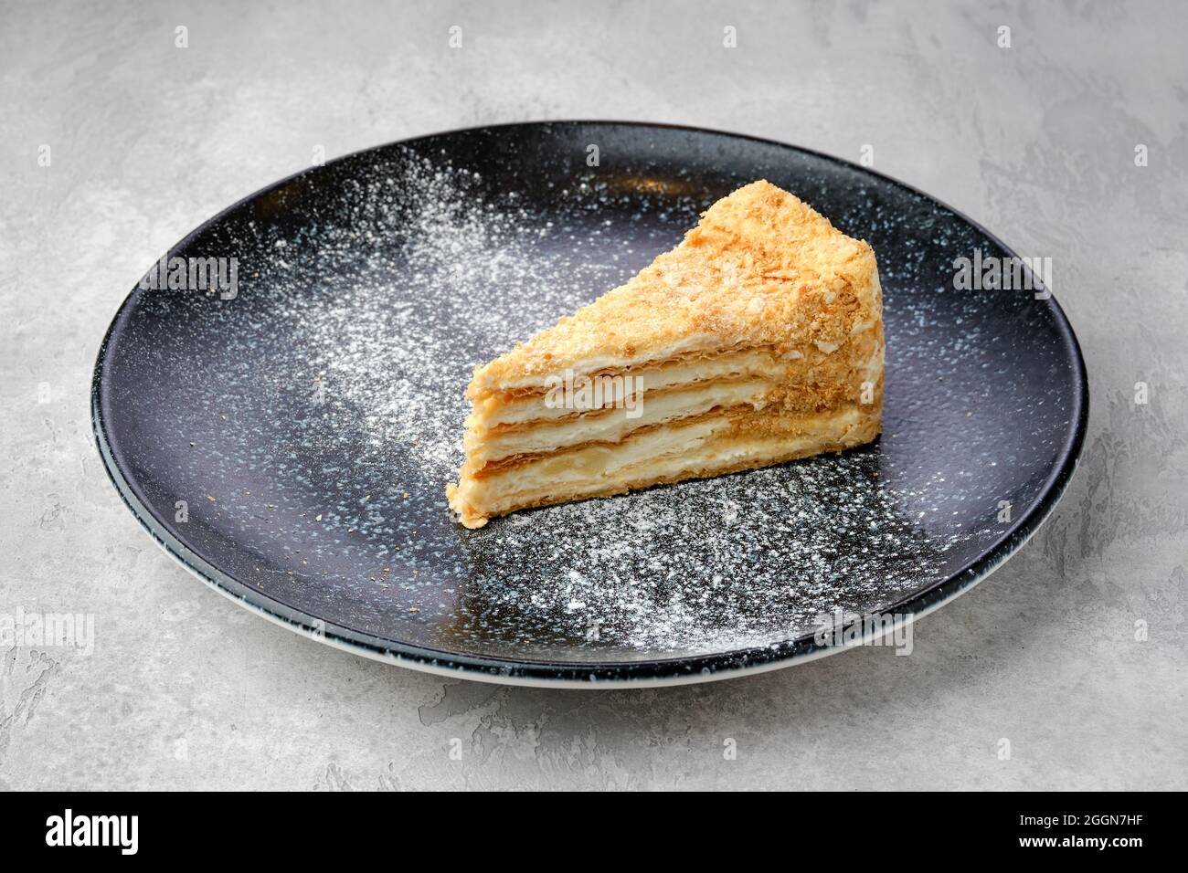 Morceau triangulaire de gâteau Napoléon classique sur une assiette Banque D'Images