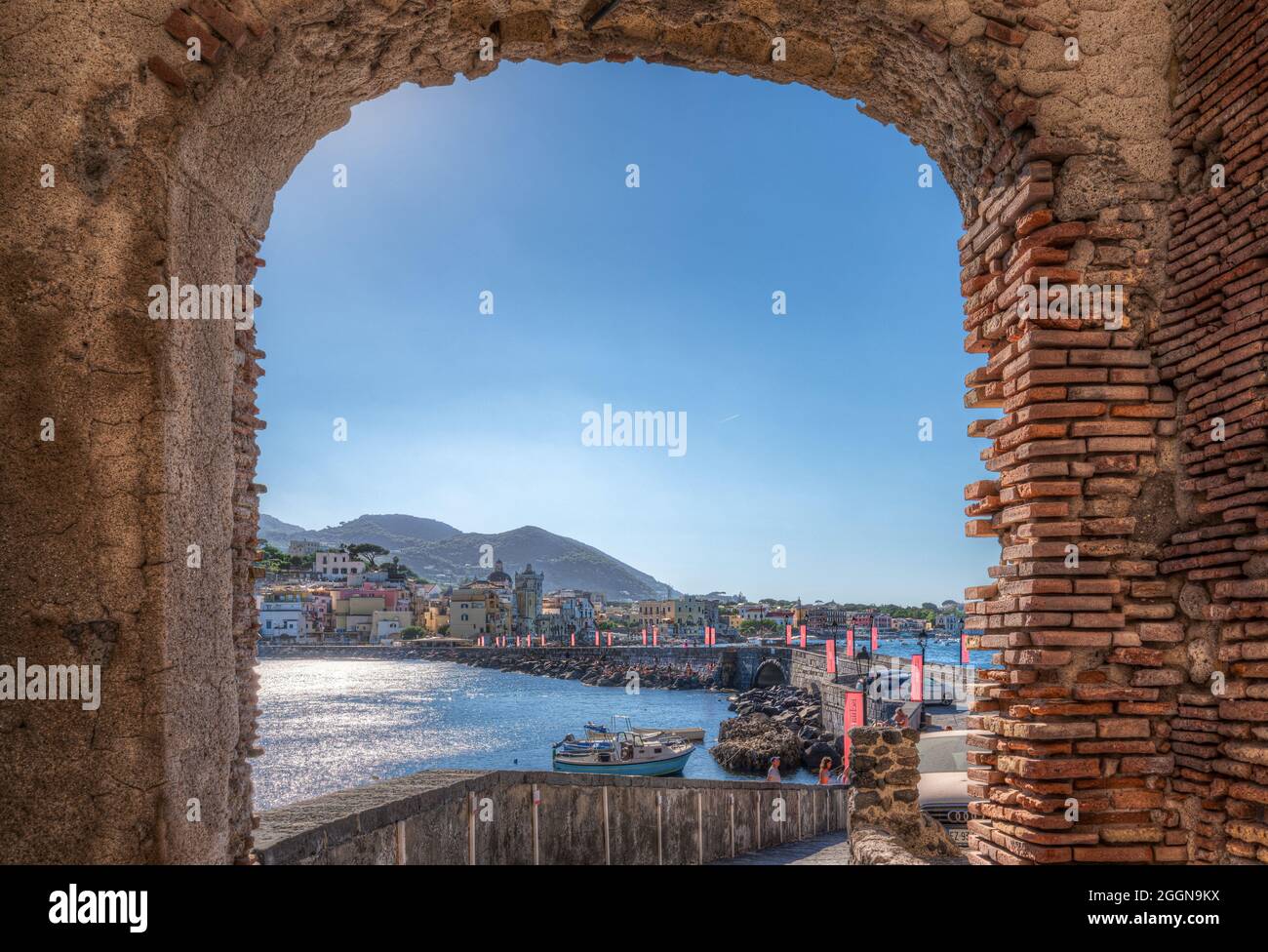 Naples, Ischia, Italie - juillet 05 2021 : vue sur Ischia Ponte depuis l'entrée menant au château aragonais Banque D'Images