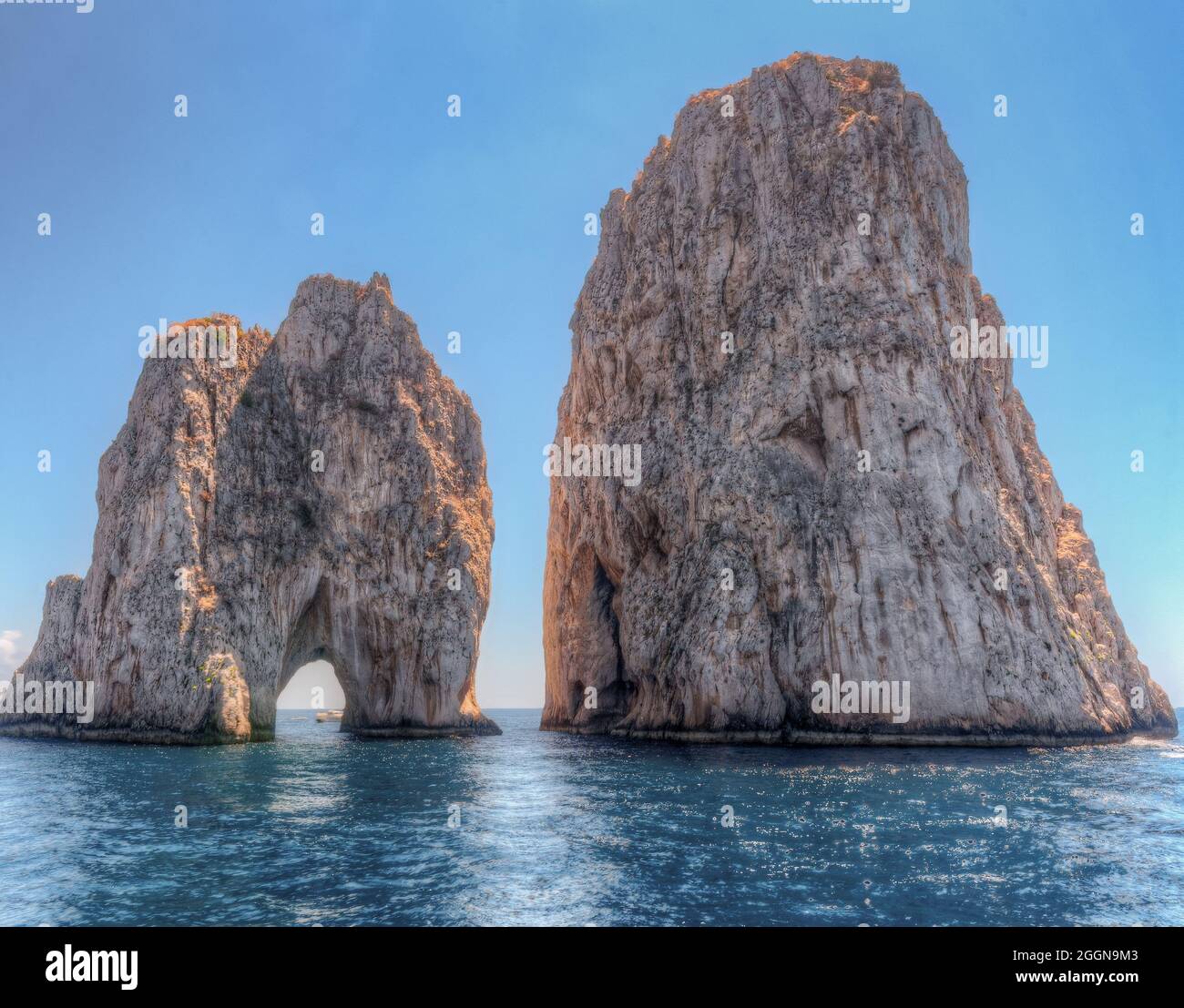 Les rochers Faraglioni de Capri dans le golfe de Naples. Italie Banque D'Images