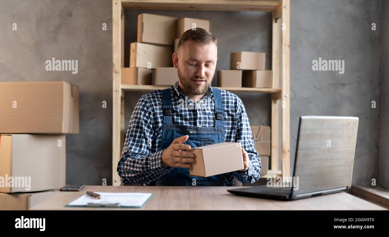 homme d'affaires vérifiant les produits et les commandes sur ordinateur portable, avec emballage en carton, ventes en ligne avec start-up et petites entreprises, travail conceptuel de la maison an Banque D'Images