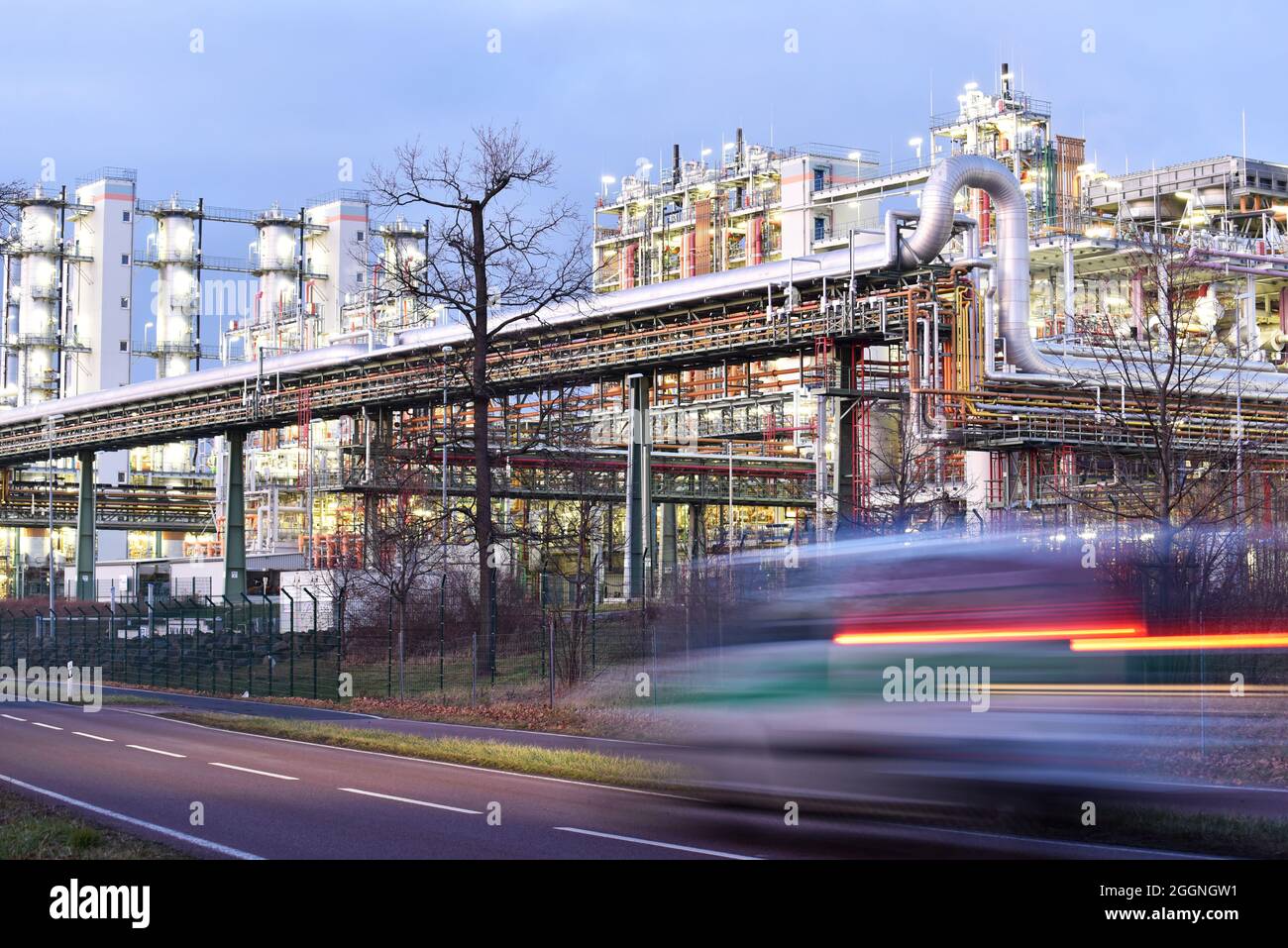 usine chimique de nuit avec bâtiments, pipelines et éclairage - usine industrielle Banque D'Images