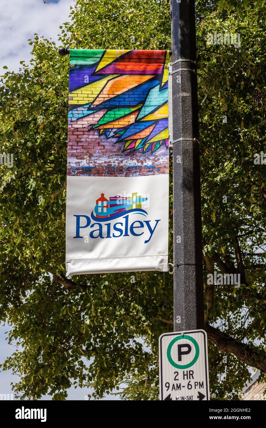 Paisley Publicité drapeau de poteau de l'Ontario drapeau de publicité municipale coloré sur Paisley Lamposts sur Queen Street South Paisley Ontario Canada Banque D'Images