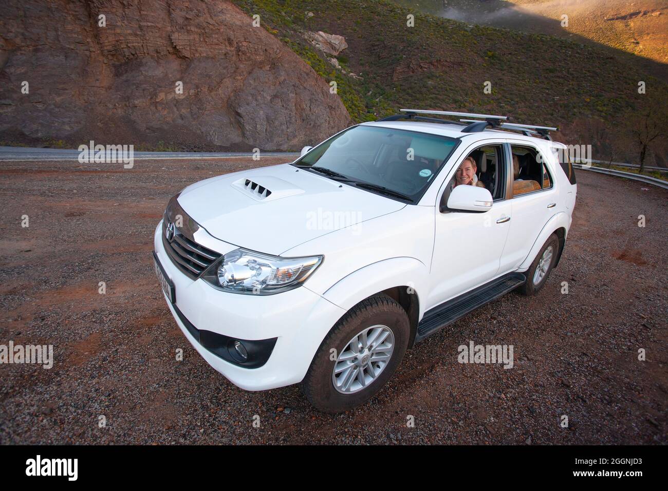 Toyota Fortuner blanc garé sur le bord d'une route Banque D'Images