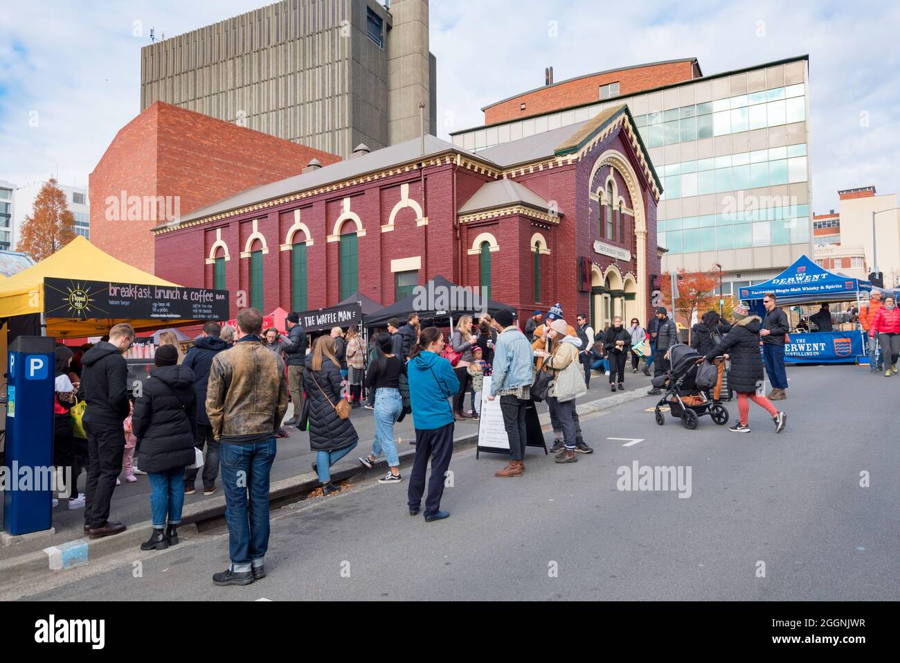 Le Farm Gate Market est ouvert tous les dimanches matin depuis Bathurst Street, à Hobart, en Tasmanie, et propose une gamme de produits et d'aliments frais et locaux. Banque D'Images