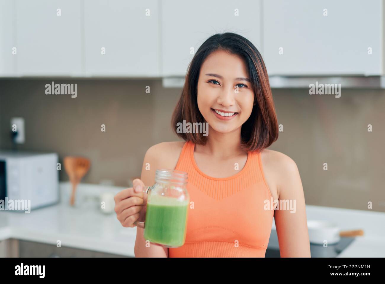 Smoothie Detox Alimentation Boisson. Femme en bonne santé avec la fit boire du corps Produits frais bio Banque D'Images