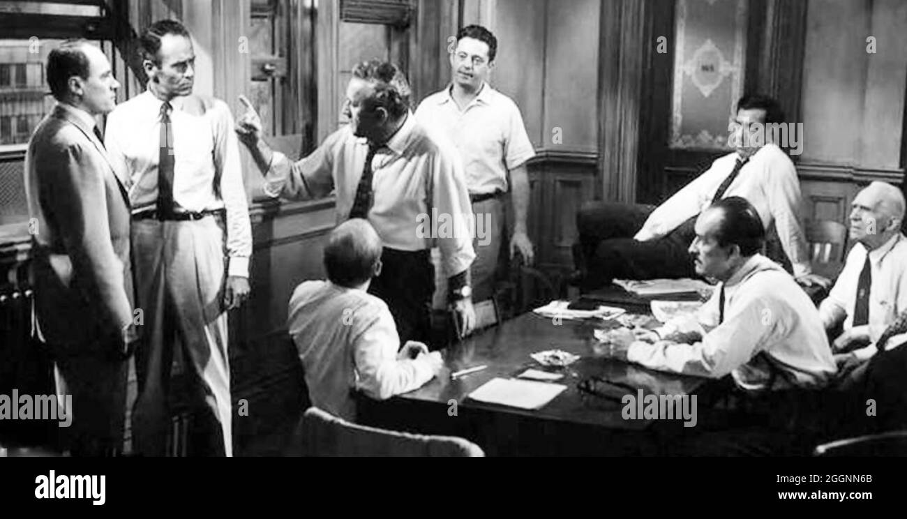 12 ANGRY MEN 1957 United Artists film avec Henry Fonda étant pointé par Lee J. Cobb Banque D'Images